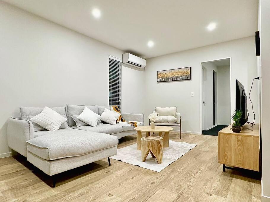 Sparkling New 4Beds Family Home view 4