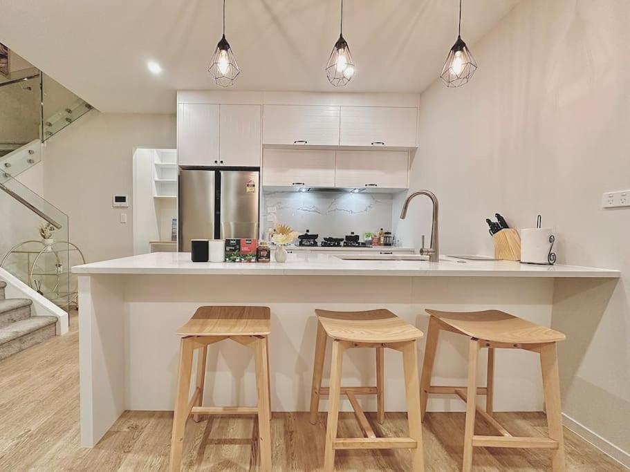 Sparkling New 4Beds Family Home view 5