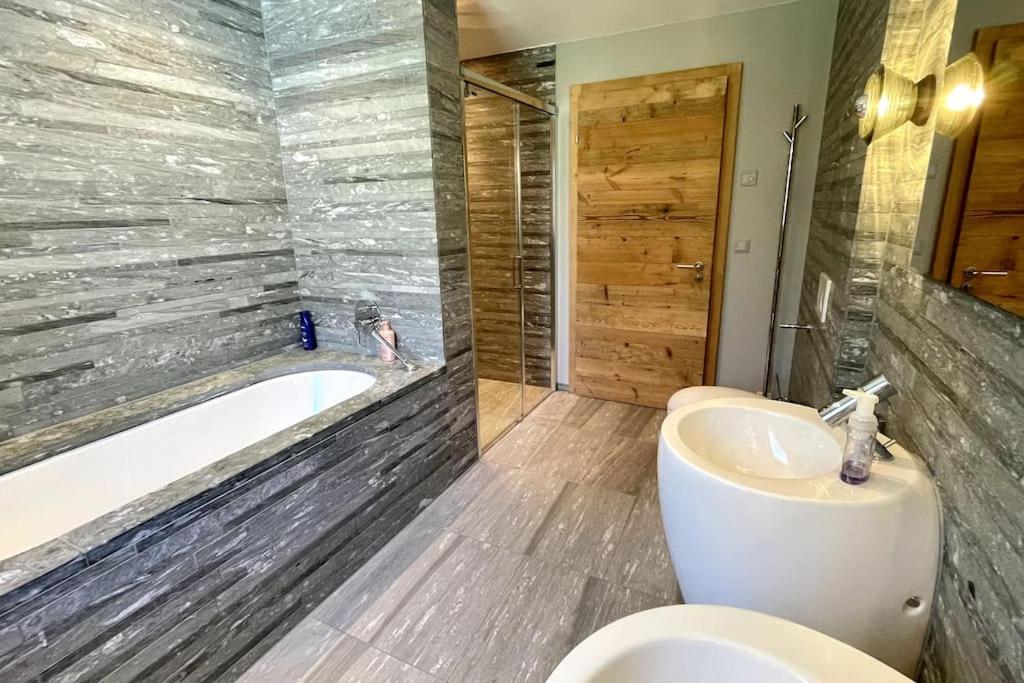 Private luxury 4 bedroom apartment in Flims Waldhaus