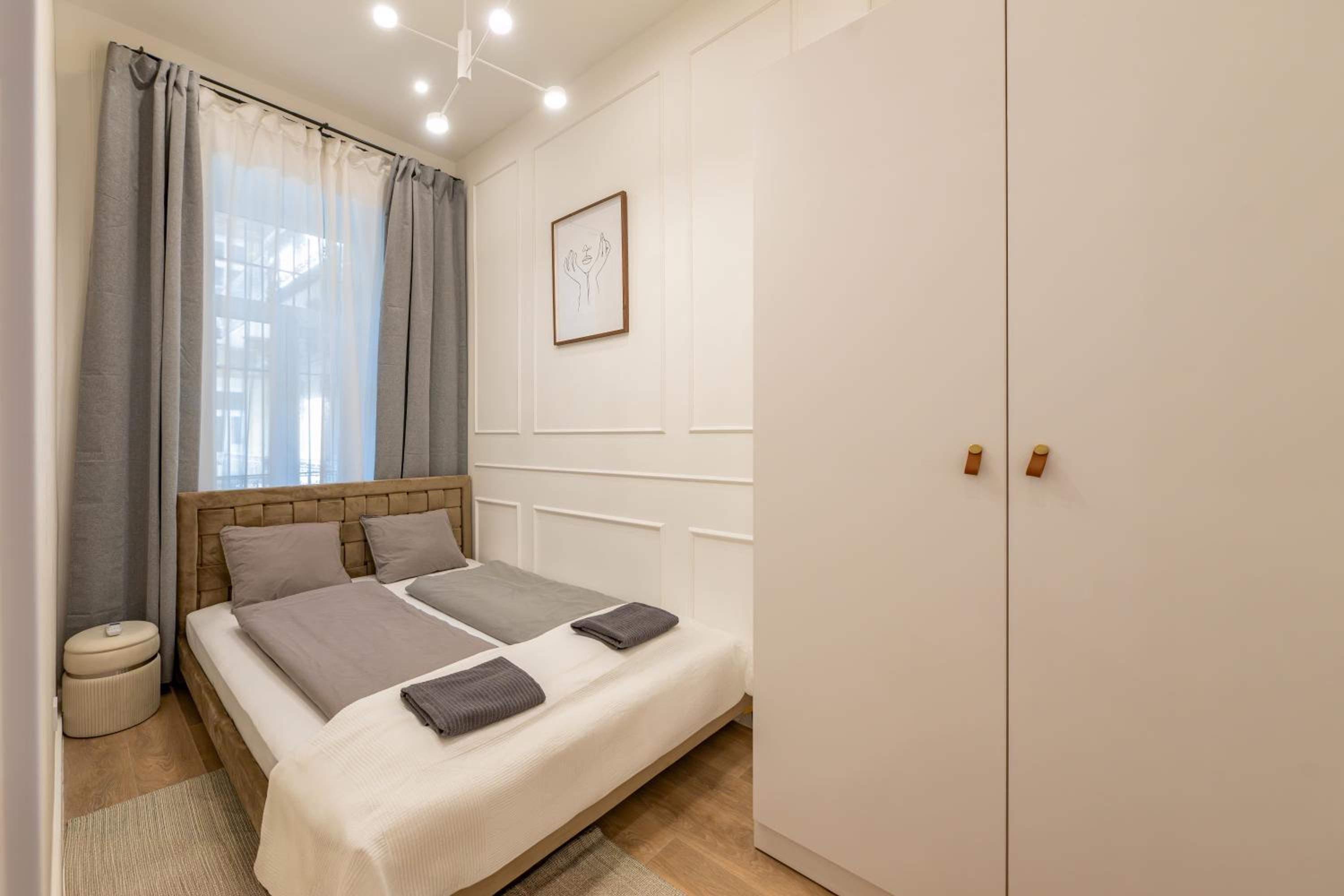 Elisabeth-E40 3 Bedroom Modern Suite view 2