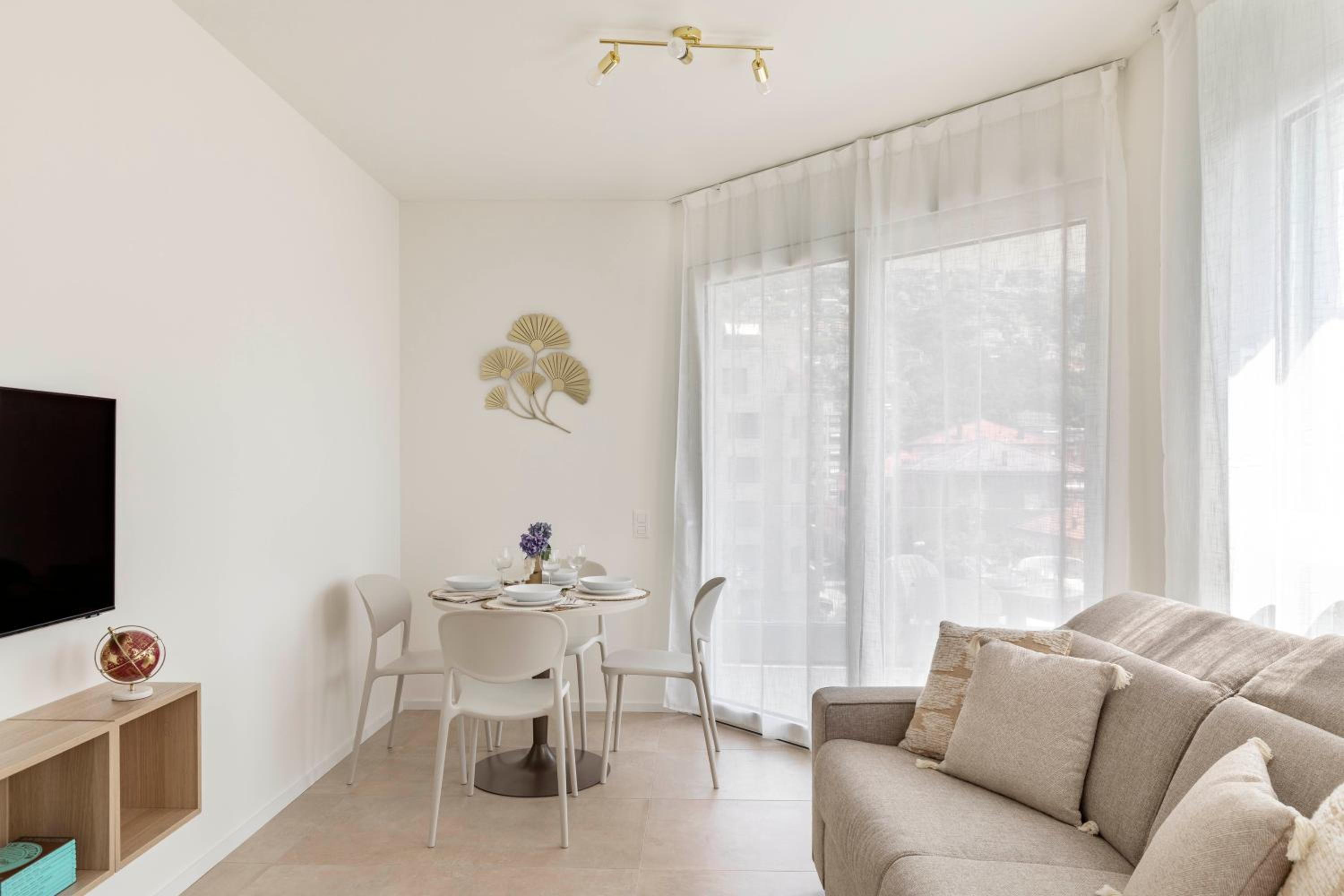 Regalia Suites - Free Parking