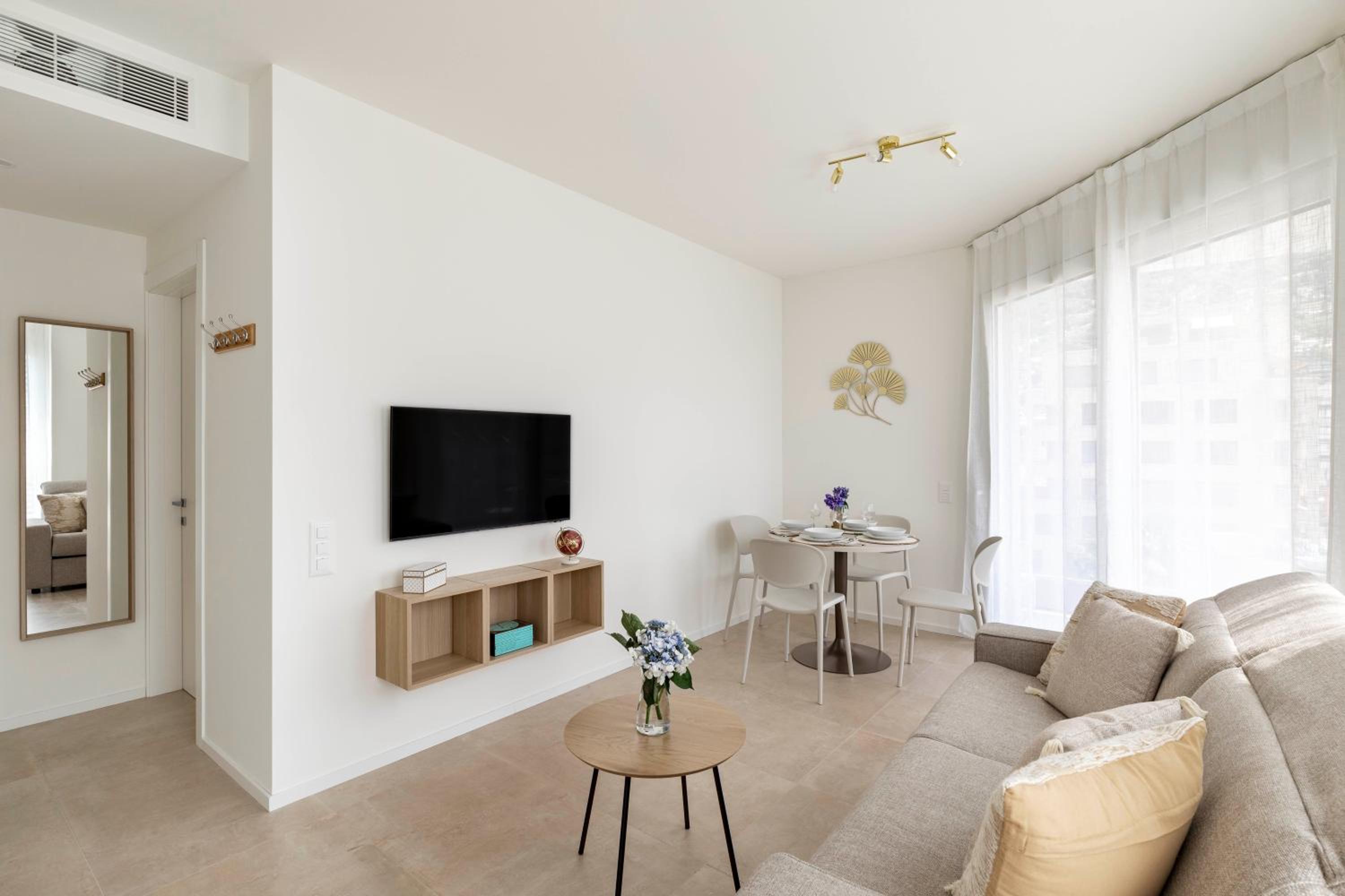 Regalia Suites - Free Parking