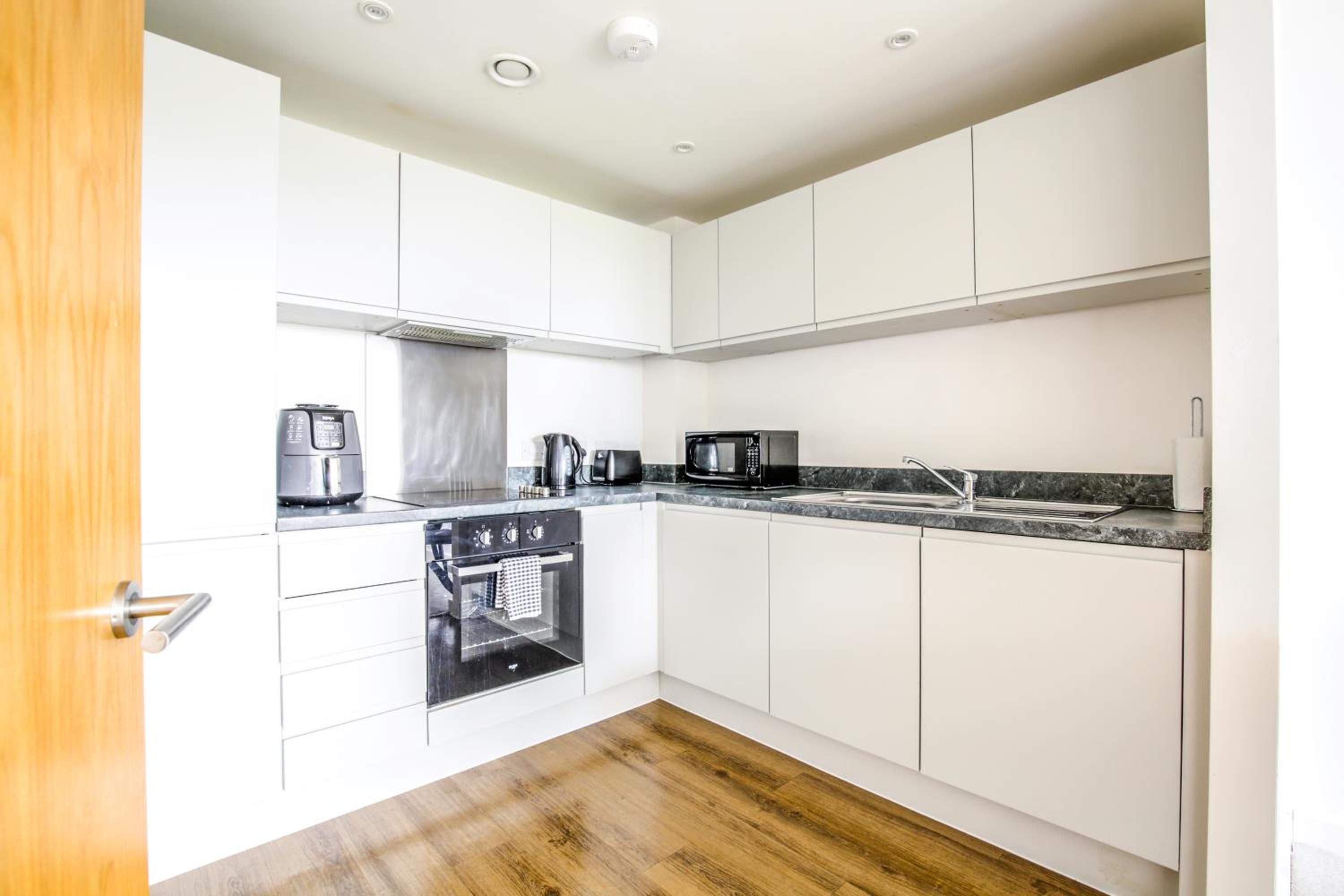 Excellent City Centre Apartment with Juliet balcony by BOLD Apartments view 2