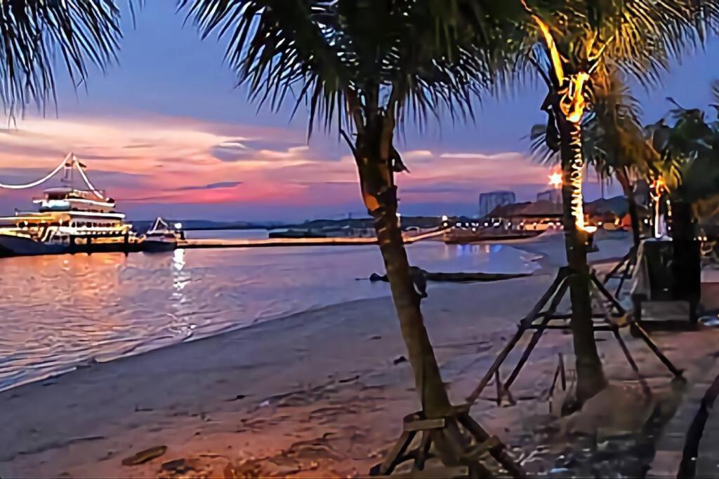 Direct mall access & beach - Large group 8 pax