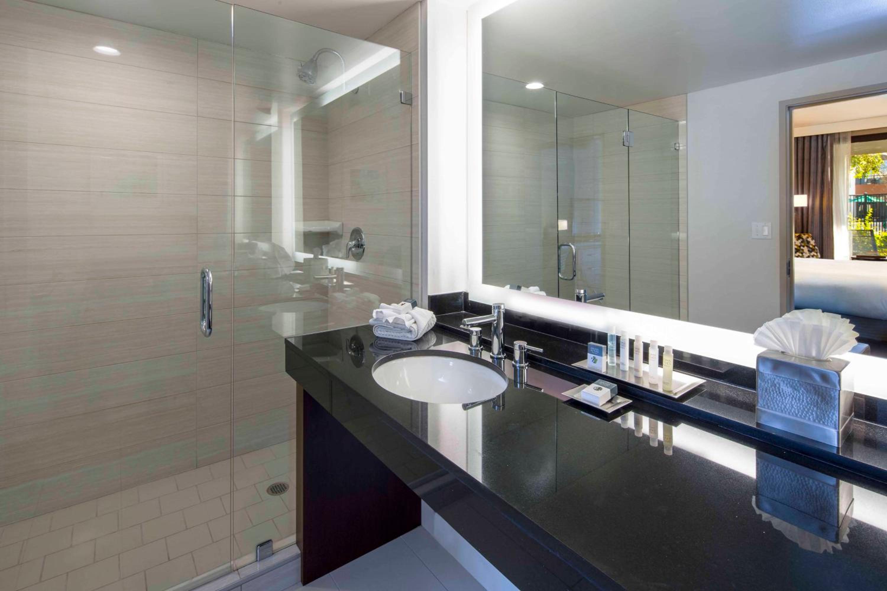 Newark Vacations - DoubleTree by Hilton Newark-Fremont - Property Image 9