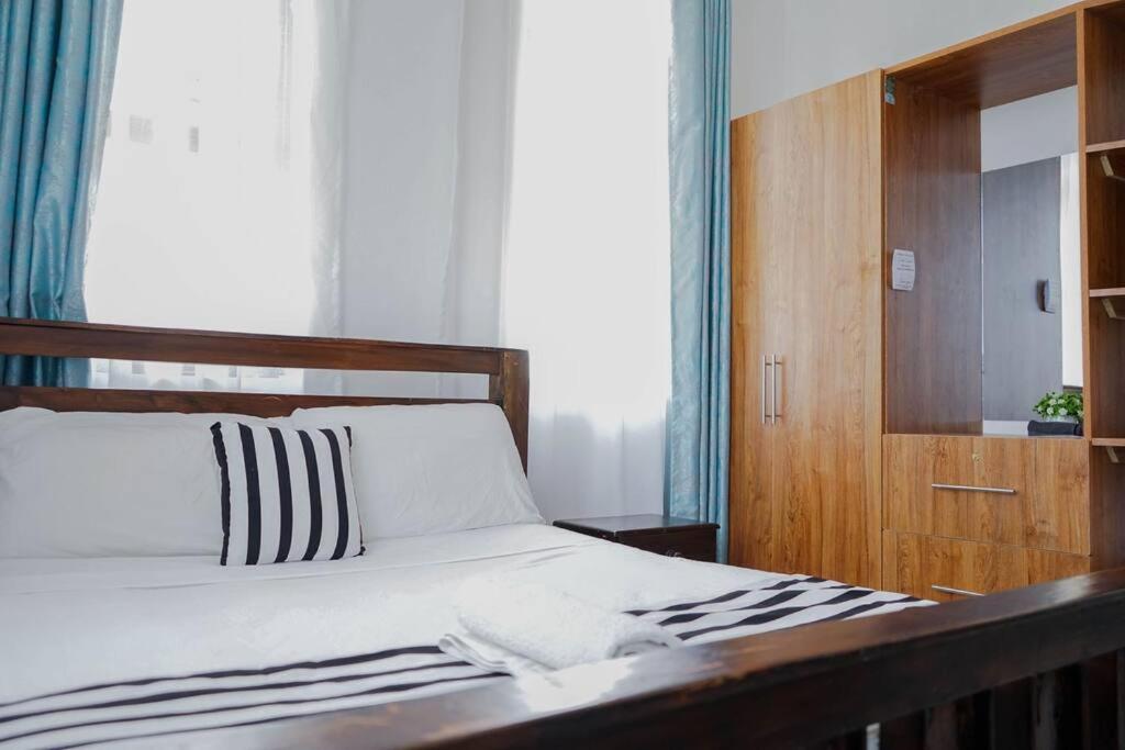 Ebony Home 2BR Wi-Fi Parking Balcony Near Beach Casey Apartment view 4
