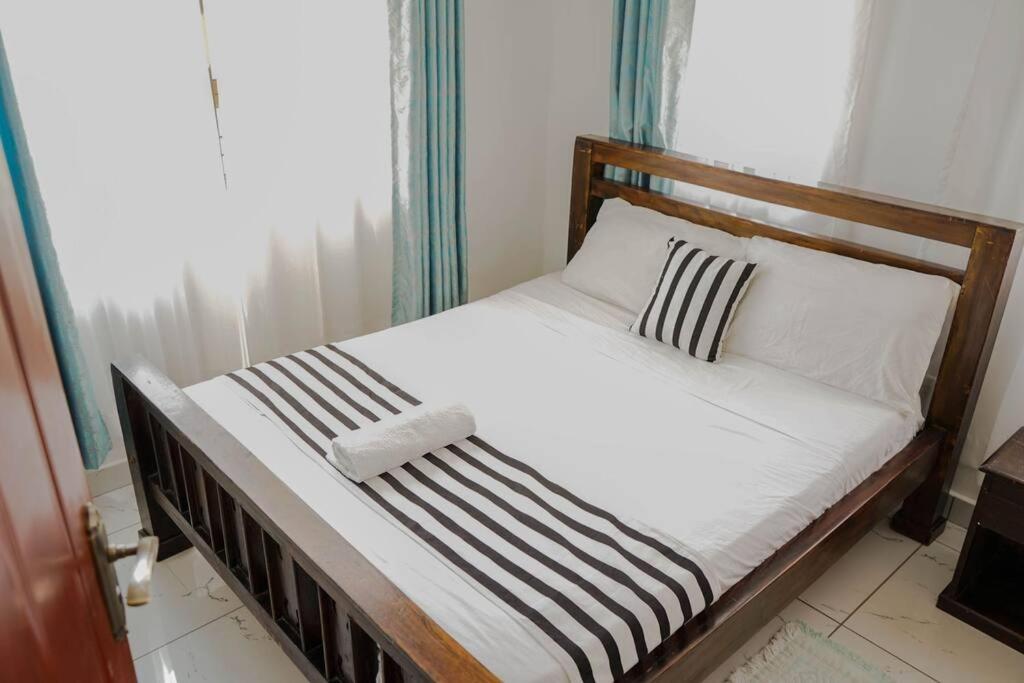 Ebony Home 2BR Wi-Fi Parking Balcony Near Beach Casey Apartment view 5