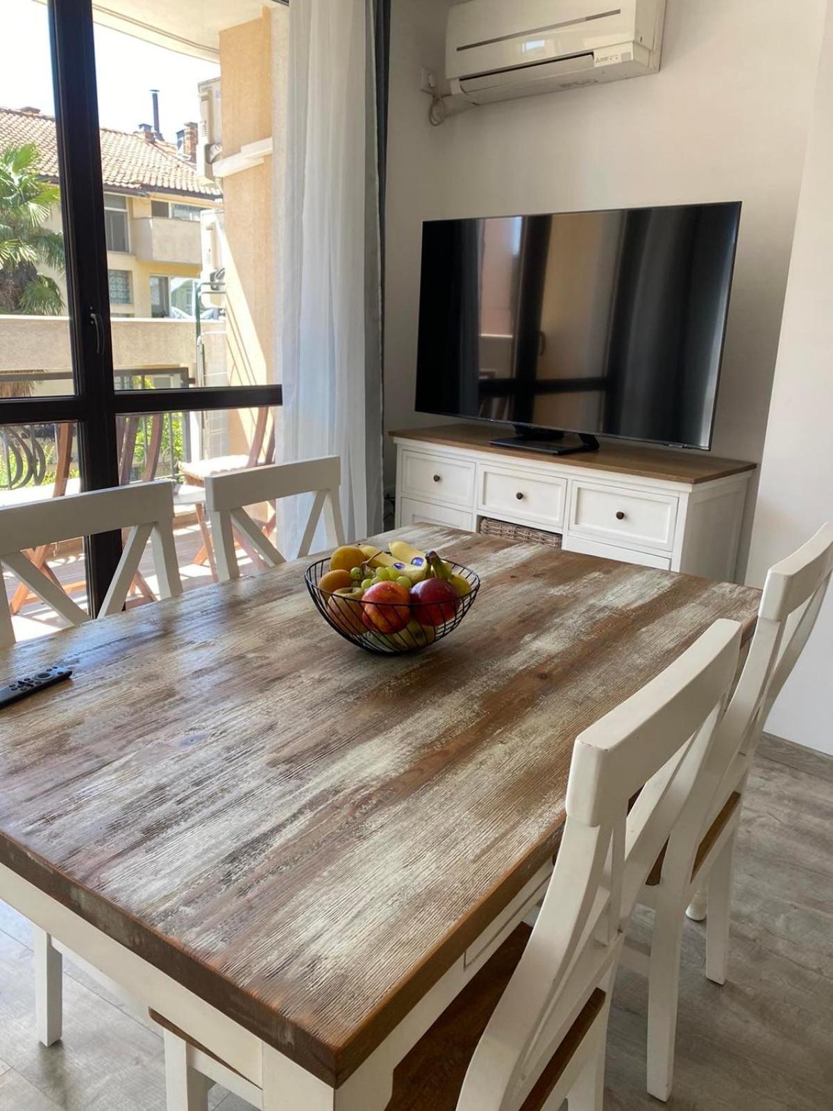 Sea Garden Apartment, excellent location with free parking