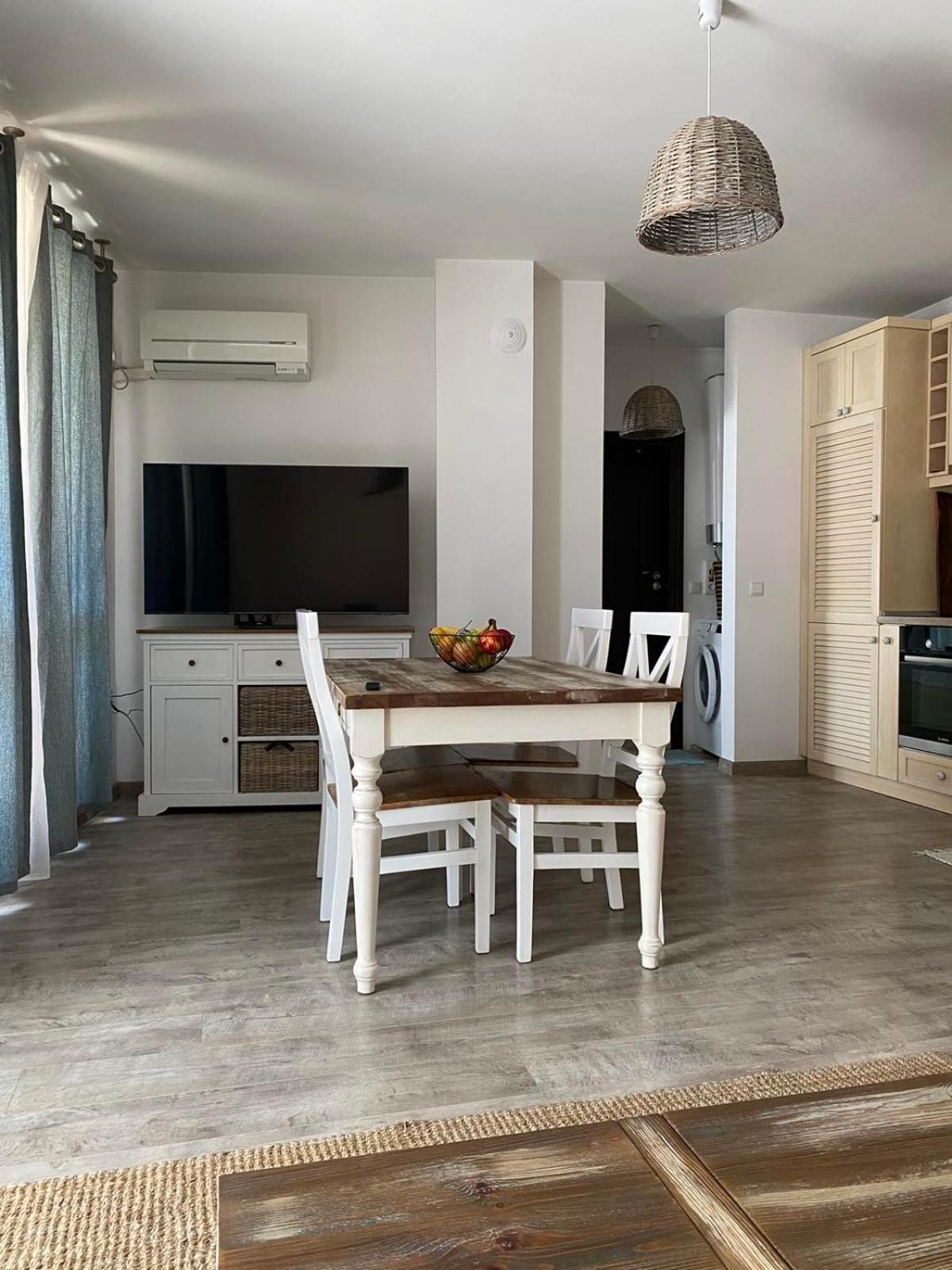 Sea Garden Apartment, excellent location with free parking