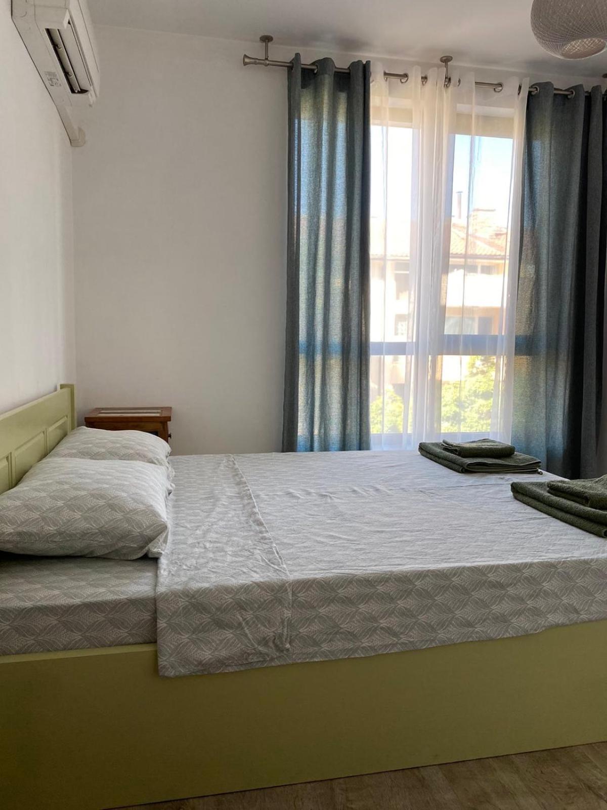 Sea Garden Apartment, excellent location with free parking