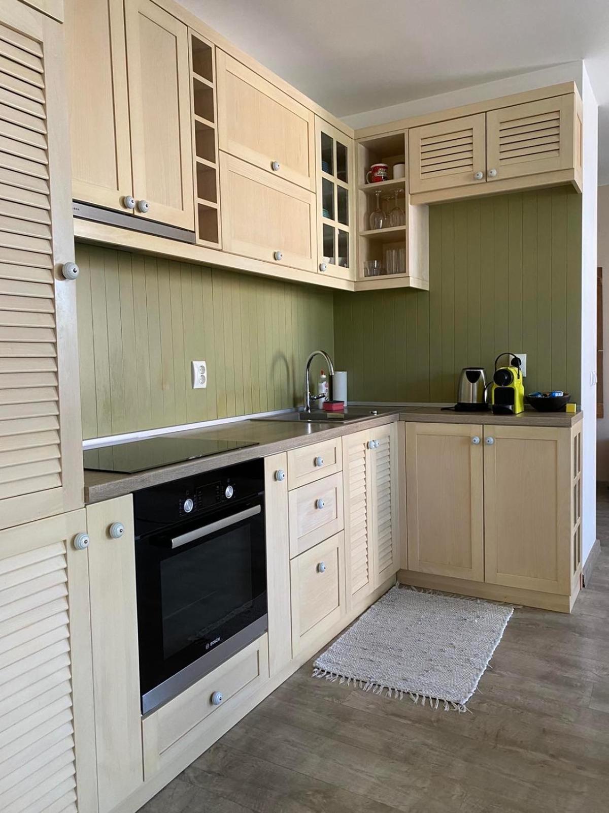 Sea Garden Apartment, excellent location with free parking