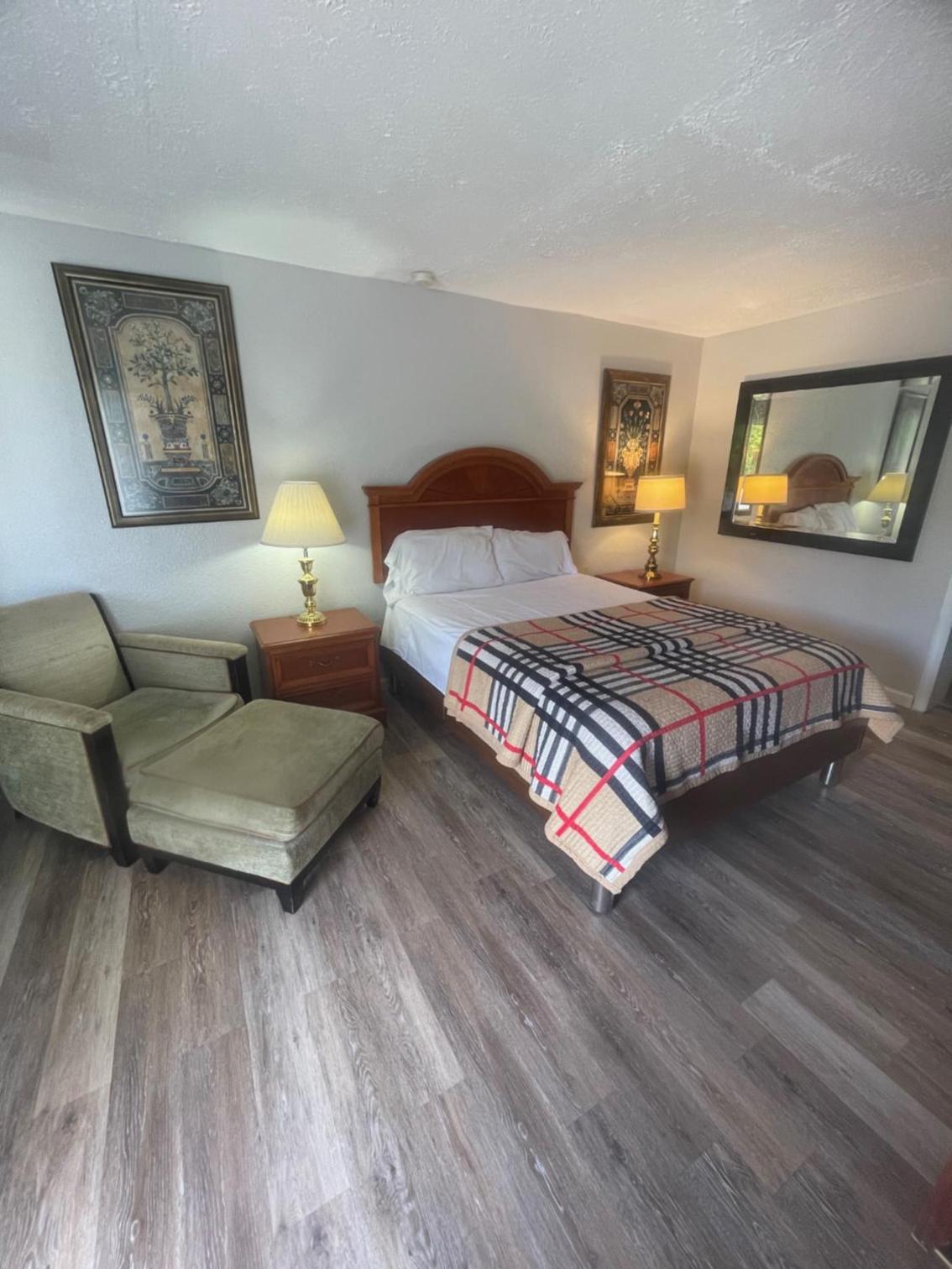 Winchester Vacations - ANS INN  SUITES - Property Image 8