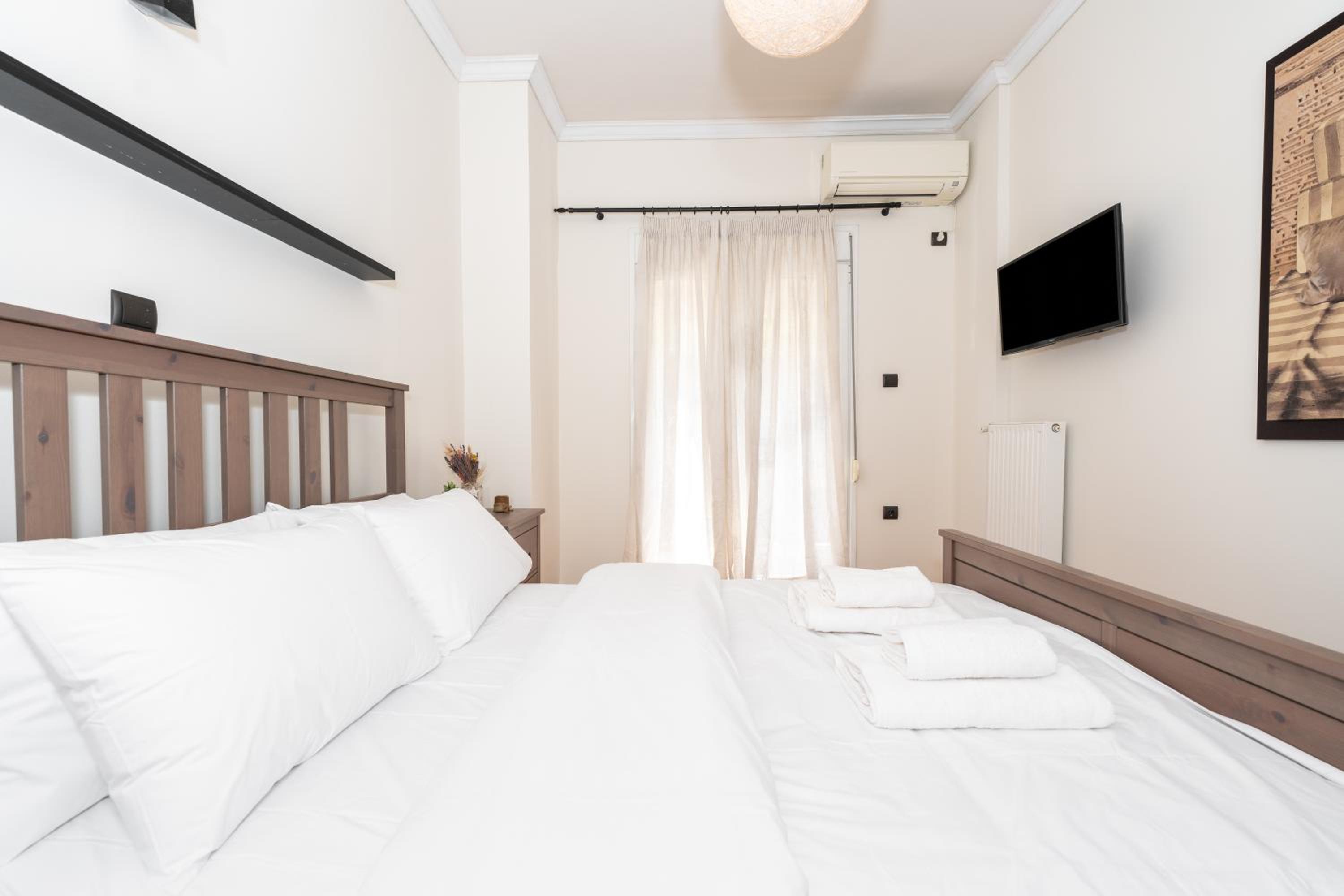 Modern Apartment in Athens Center, 10 mins walk to Plaka Historical Area
