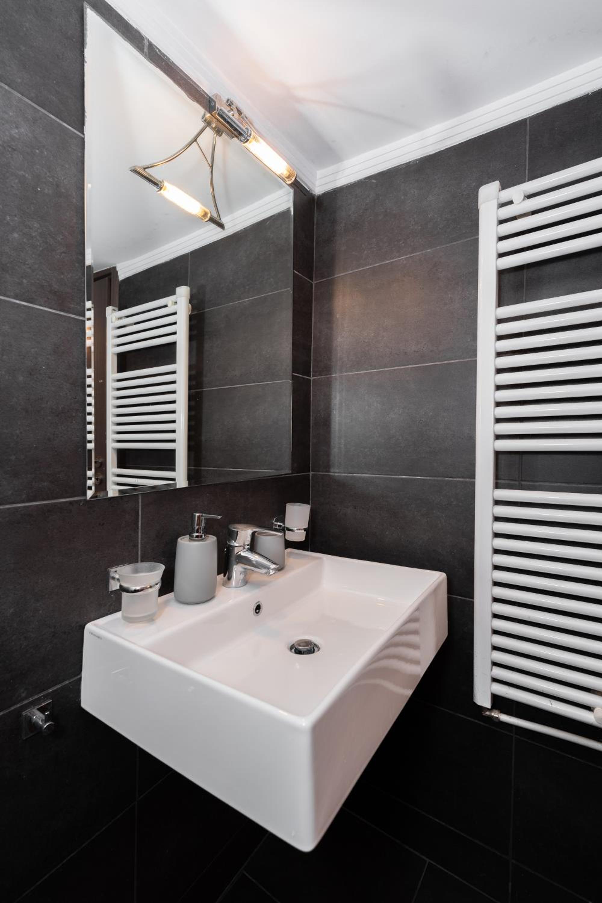 Modern Apartment in Athens Center, 10 mins walk to Plaka Historical Area