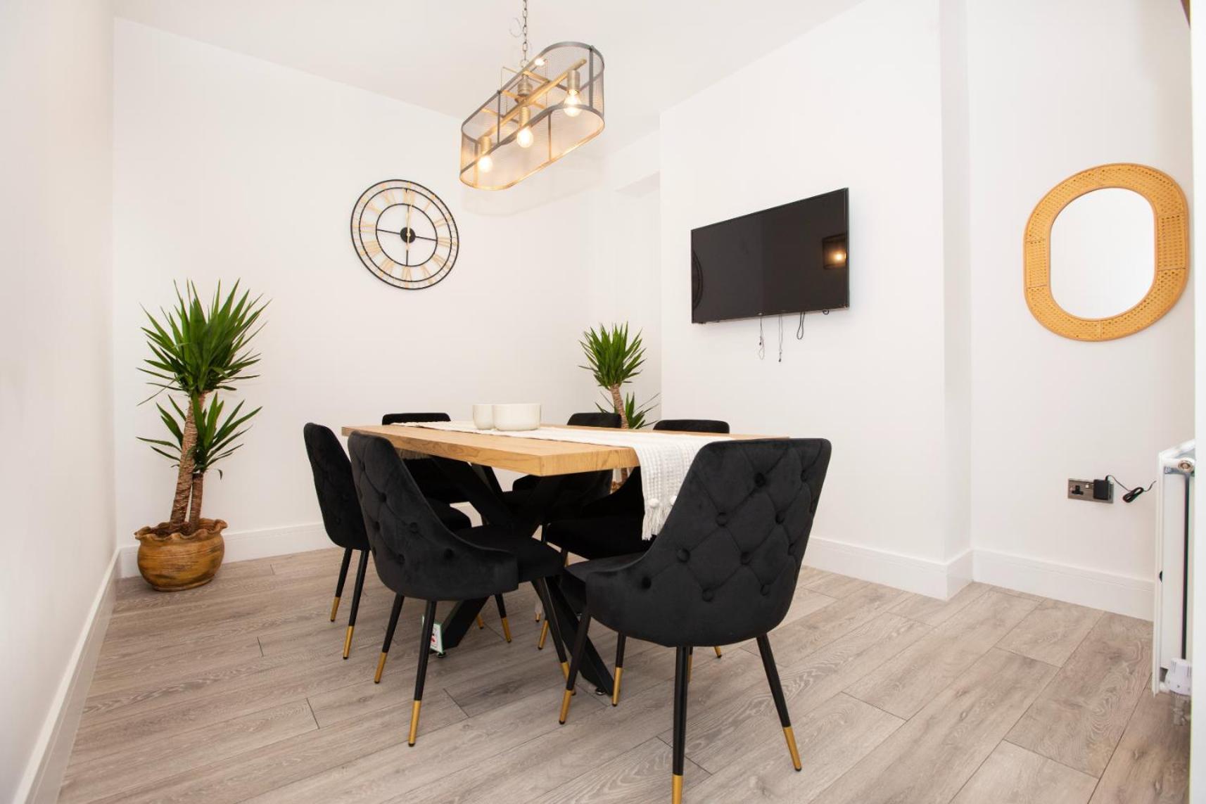 Air Host & Stay - Rockfield Retreat - Anfield view 3