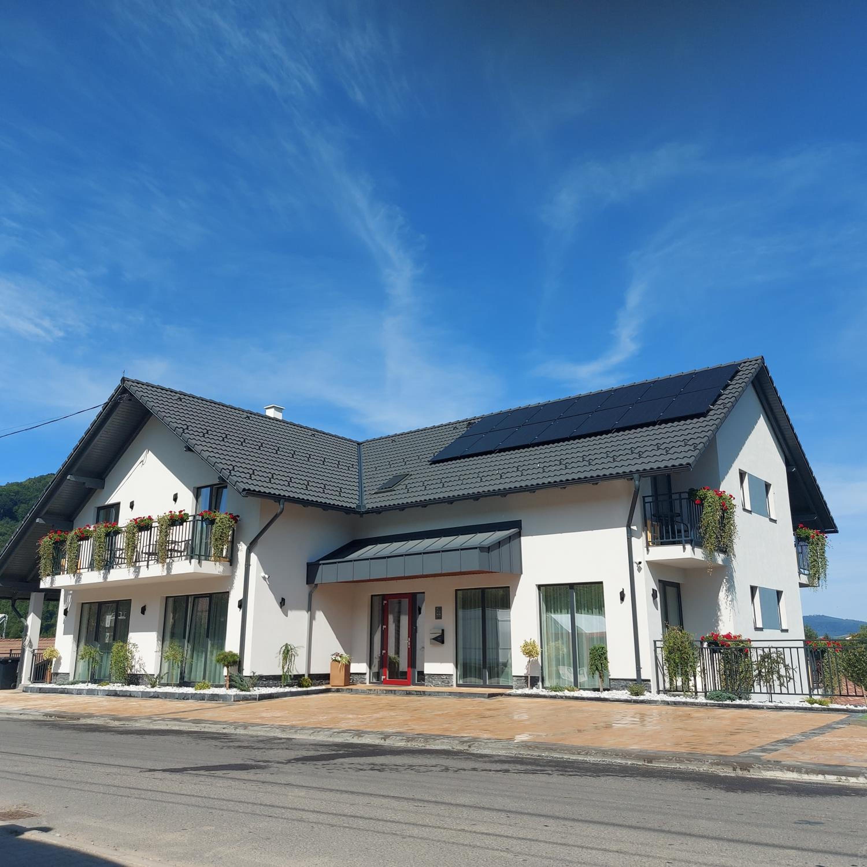 Hotel Pensiunea Royal Panzió - Image 1