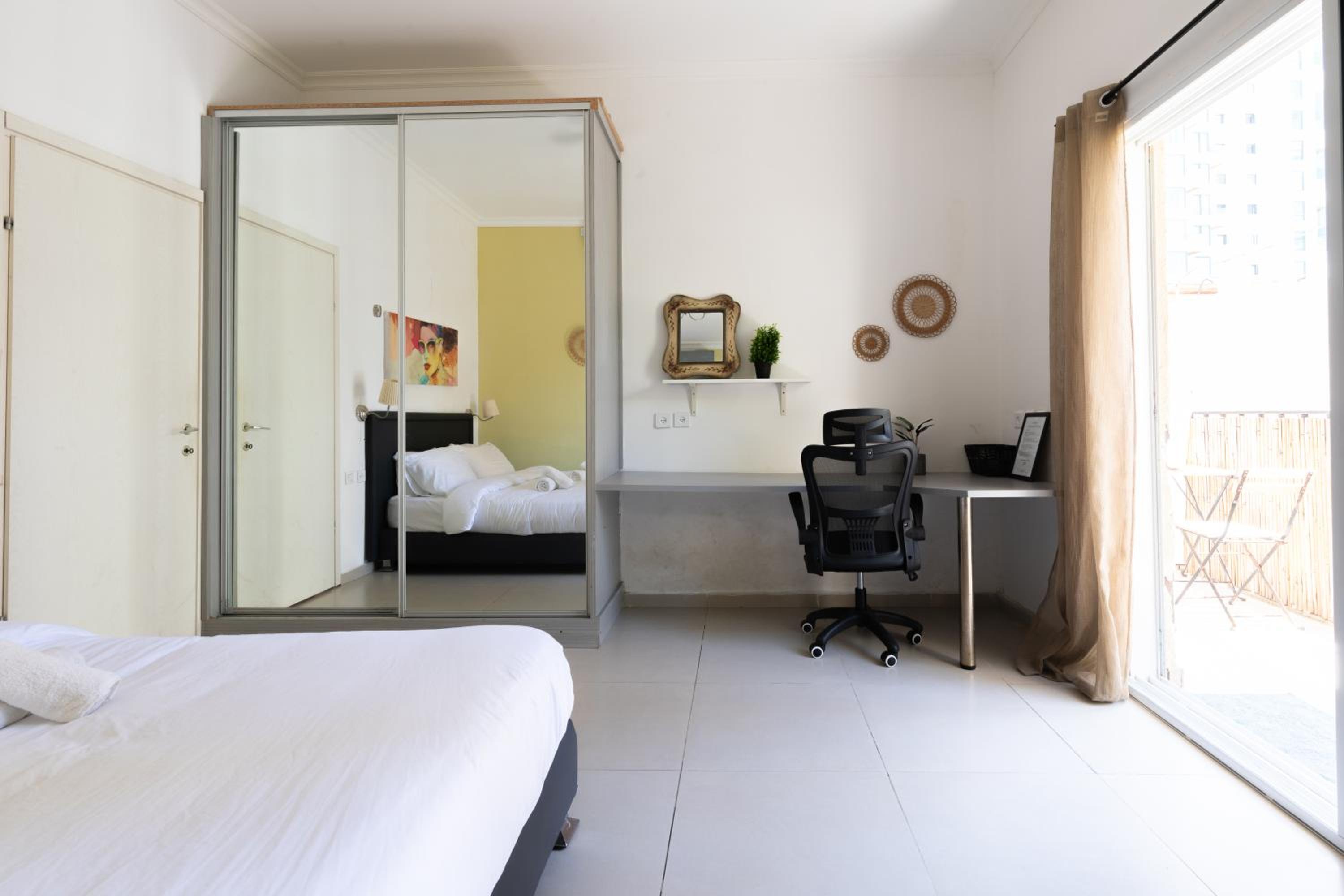 Stylish Beach Apartment & Free Parking