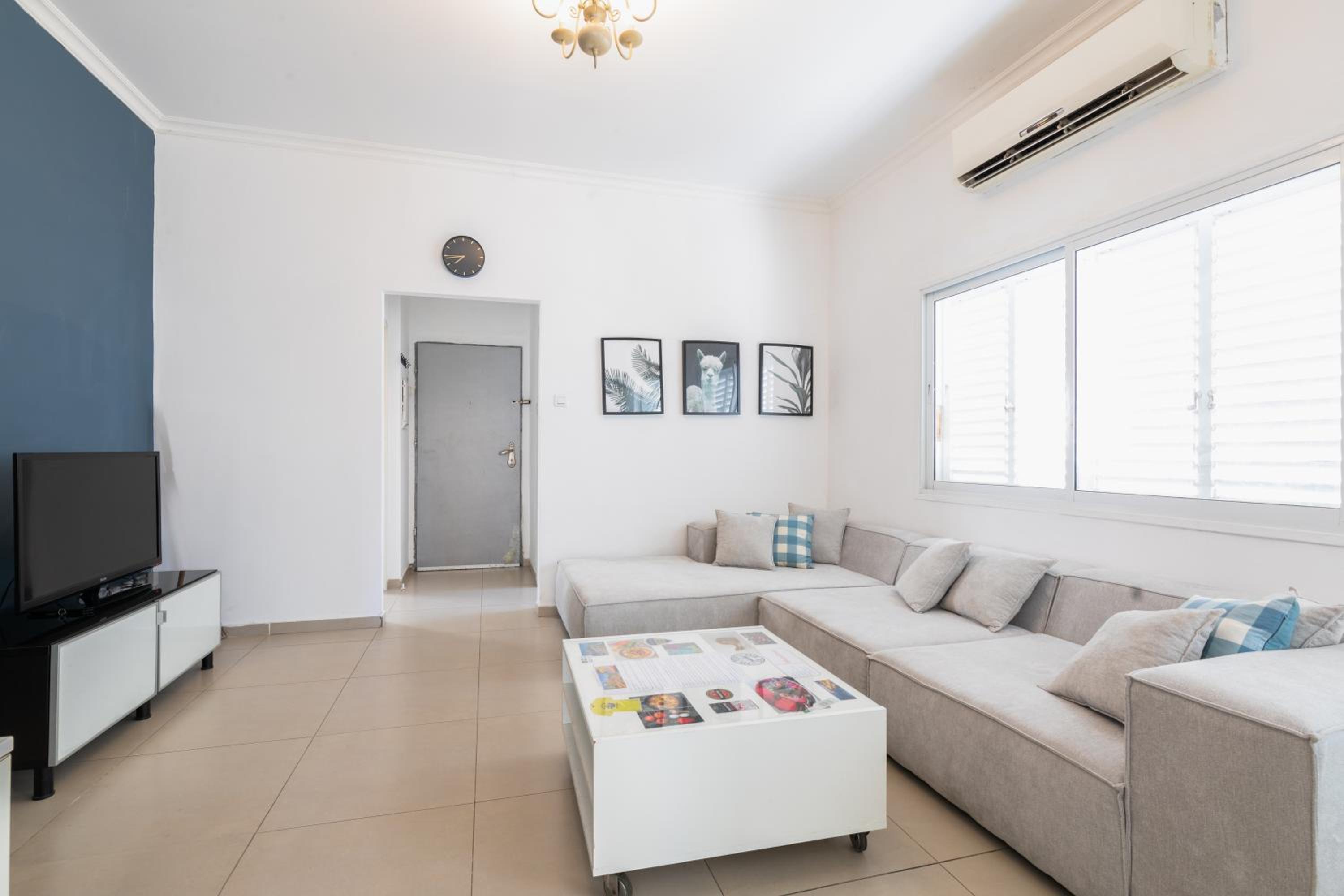 Stylish Beach Apartment & Free Parking
