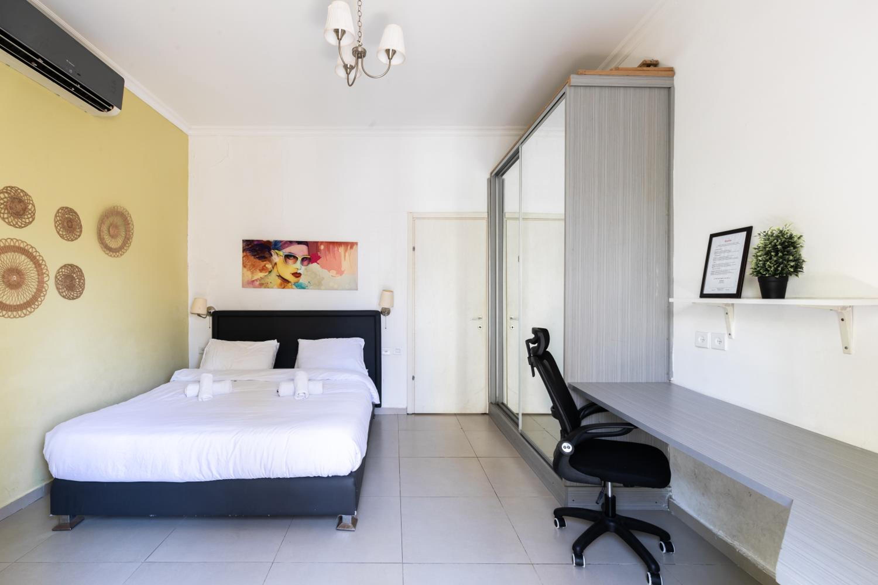 Stylish Beach Apartment & Free Parking
