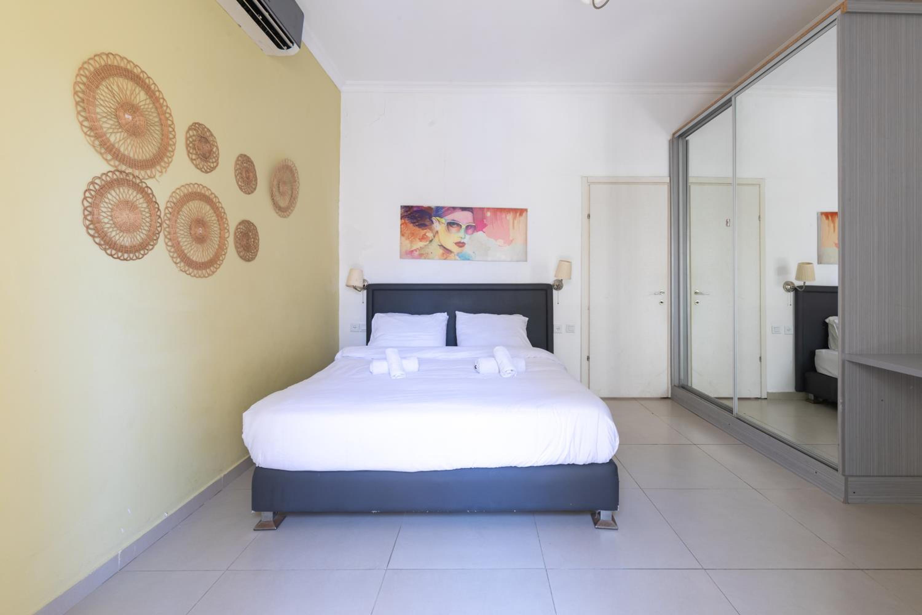 Stylish Beach Apartment & Free Parking