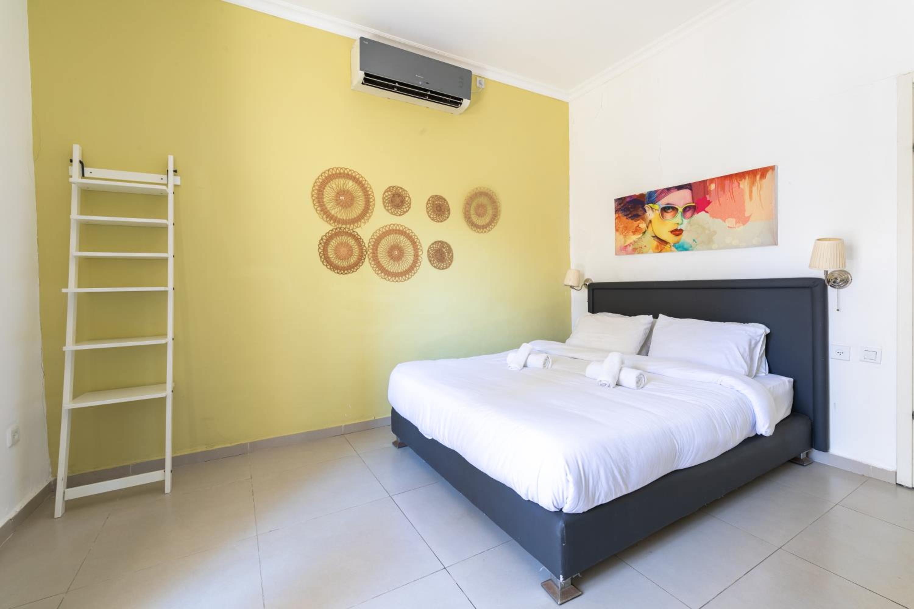 Stylish Beach Apartment & Free Parking