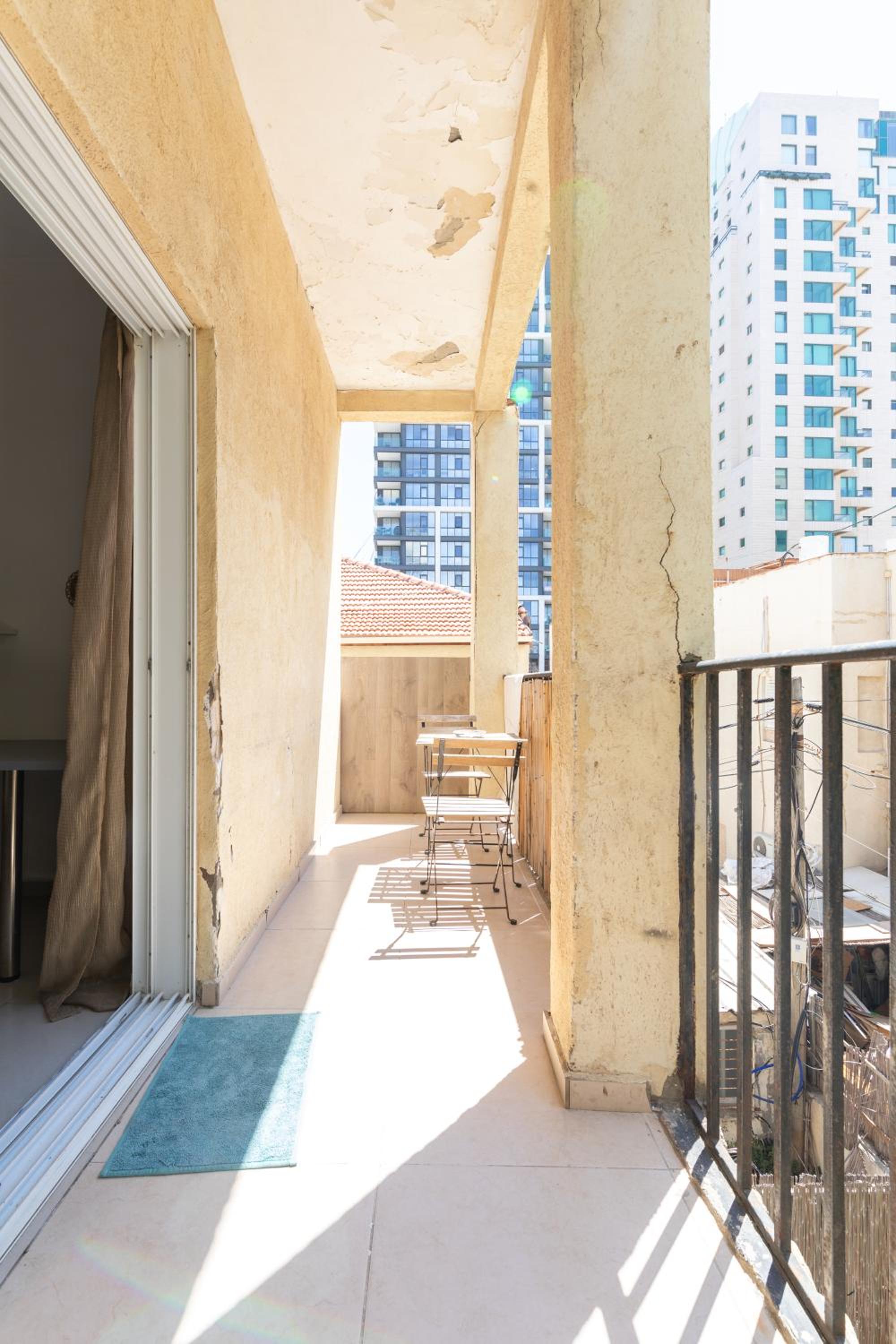 Stylish Beach Apartment & Free Parking
