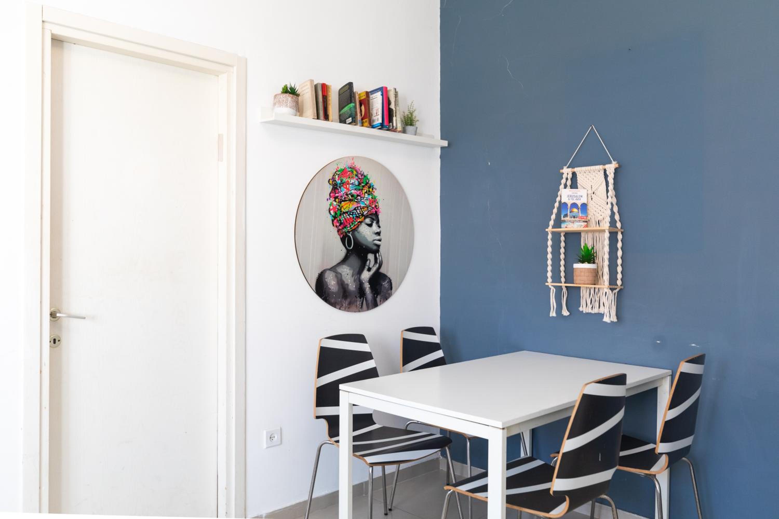 Stylish Beach Apartment & Free Parking
