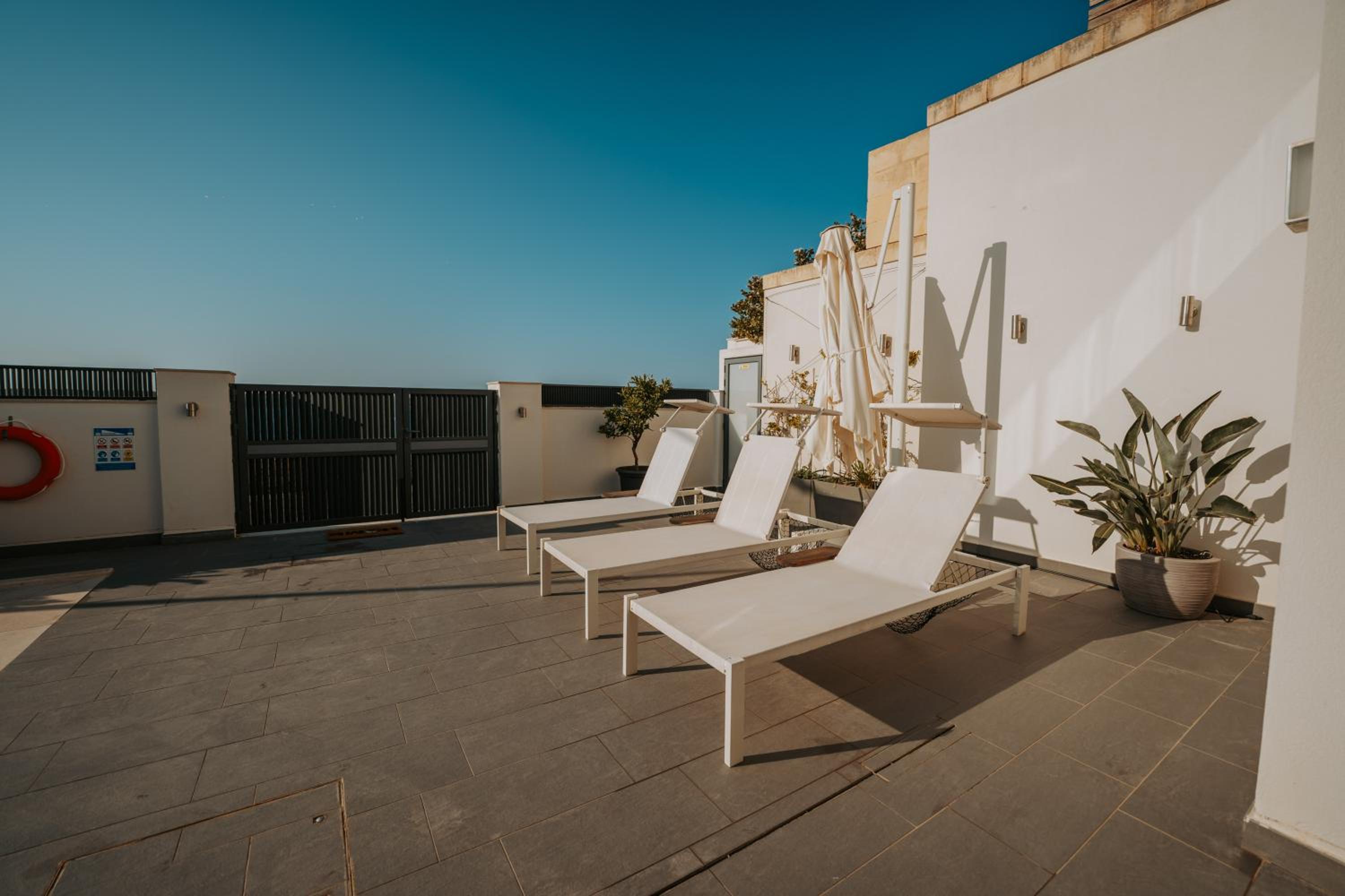 Beachfront Luxury Villa photo 5