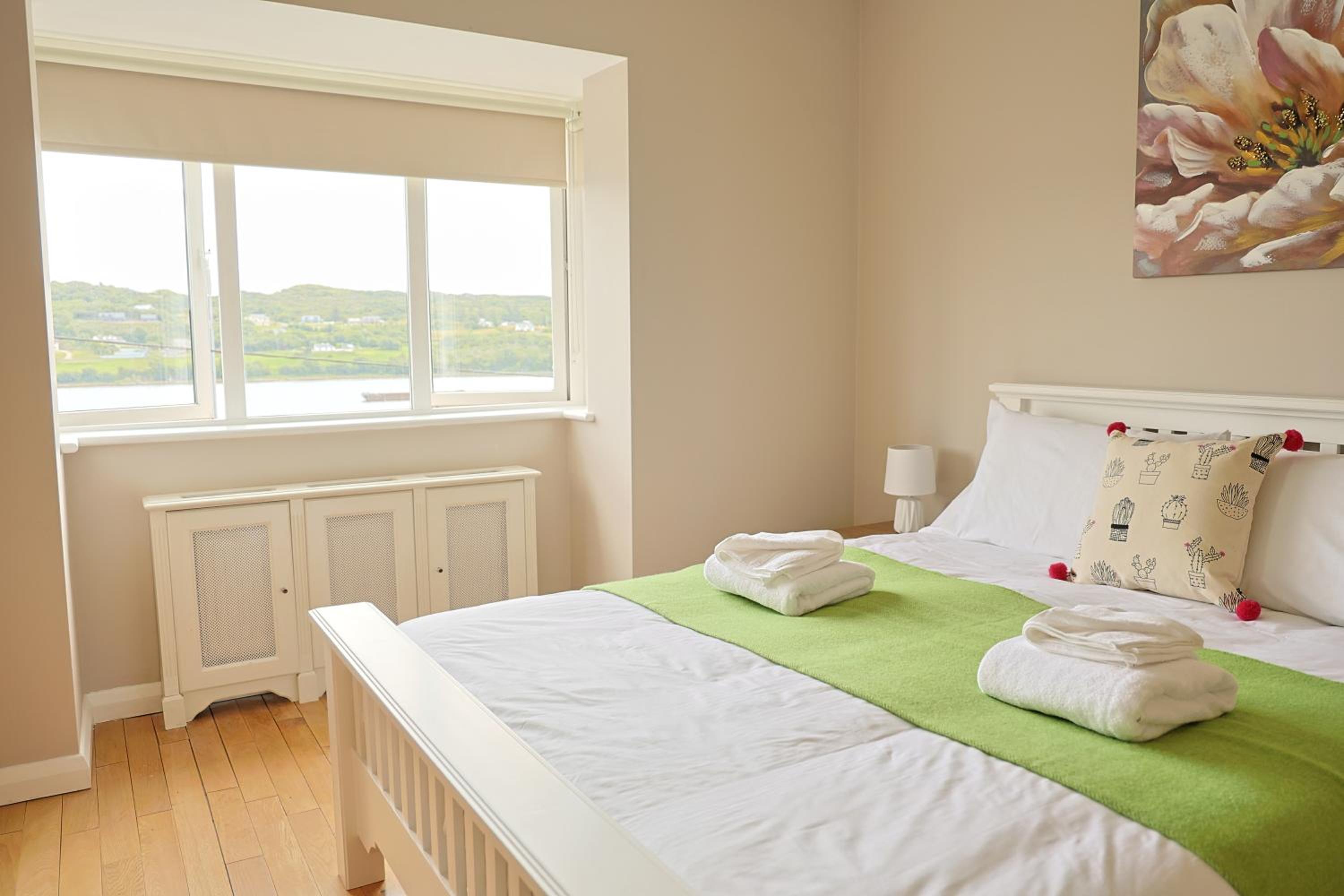 4BR Home with Stunning Harbour Views in the Heart of Kllybegs view 5