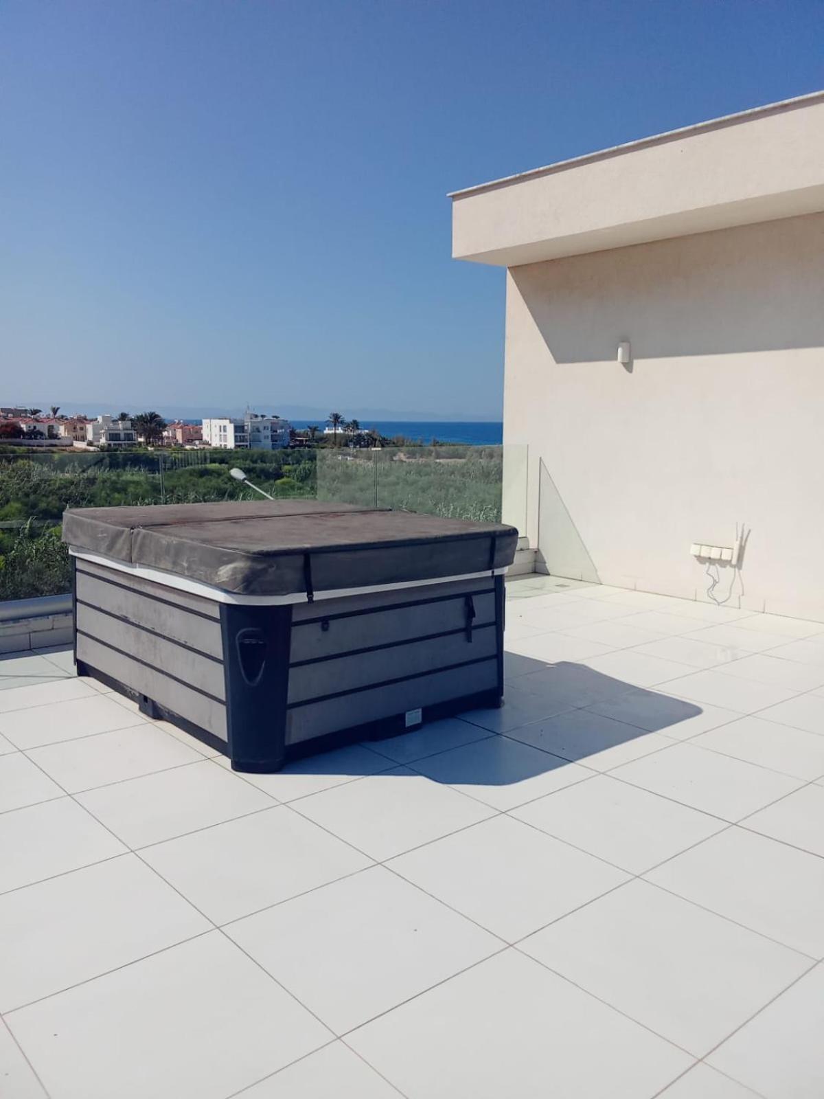 Seaview Luxury Villa Jacuzzi & Pool! 2 Min Beach
