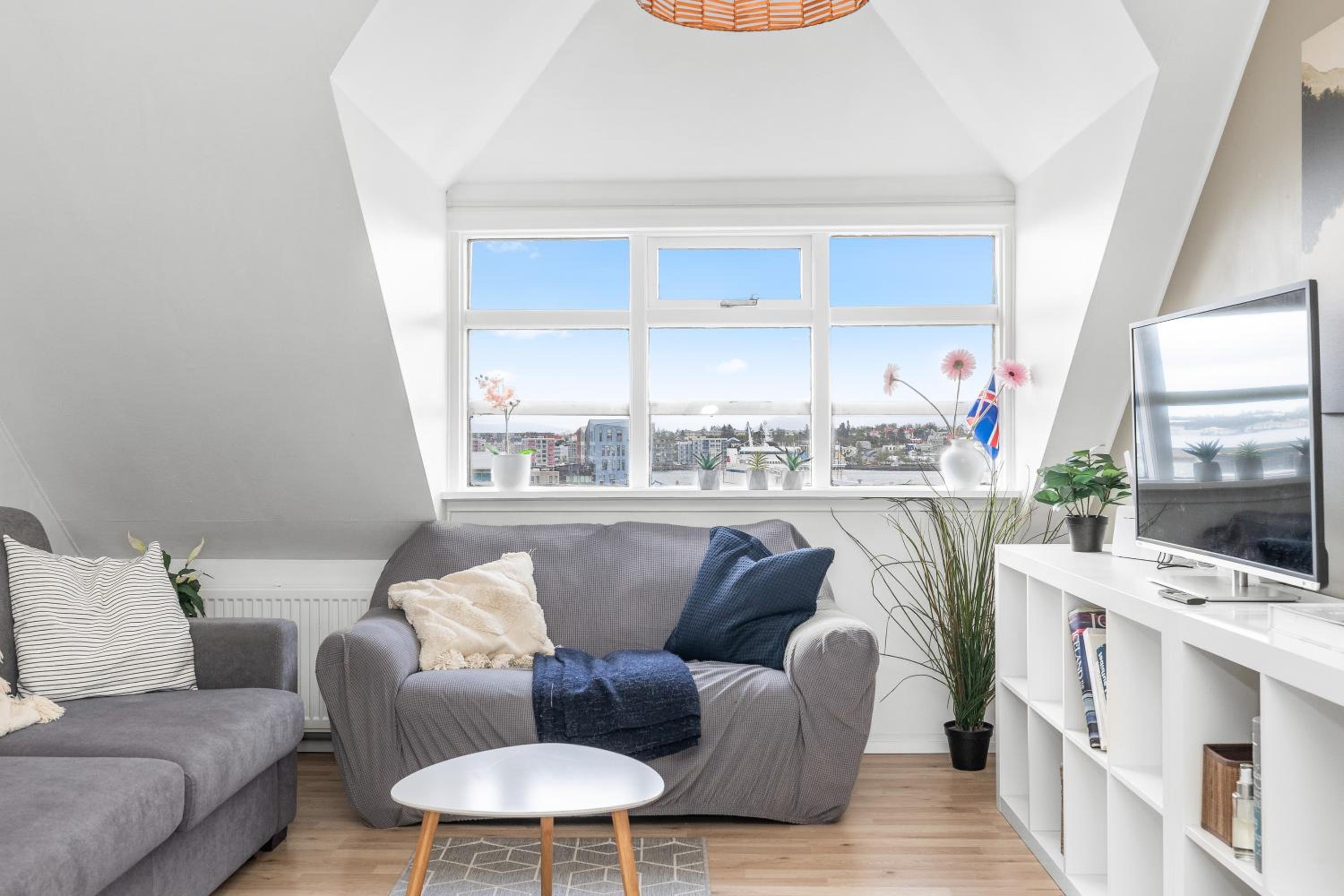 Bright I Airy 3BR Apartment view 2
