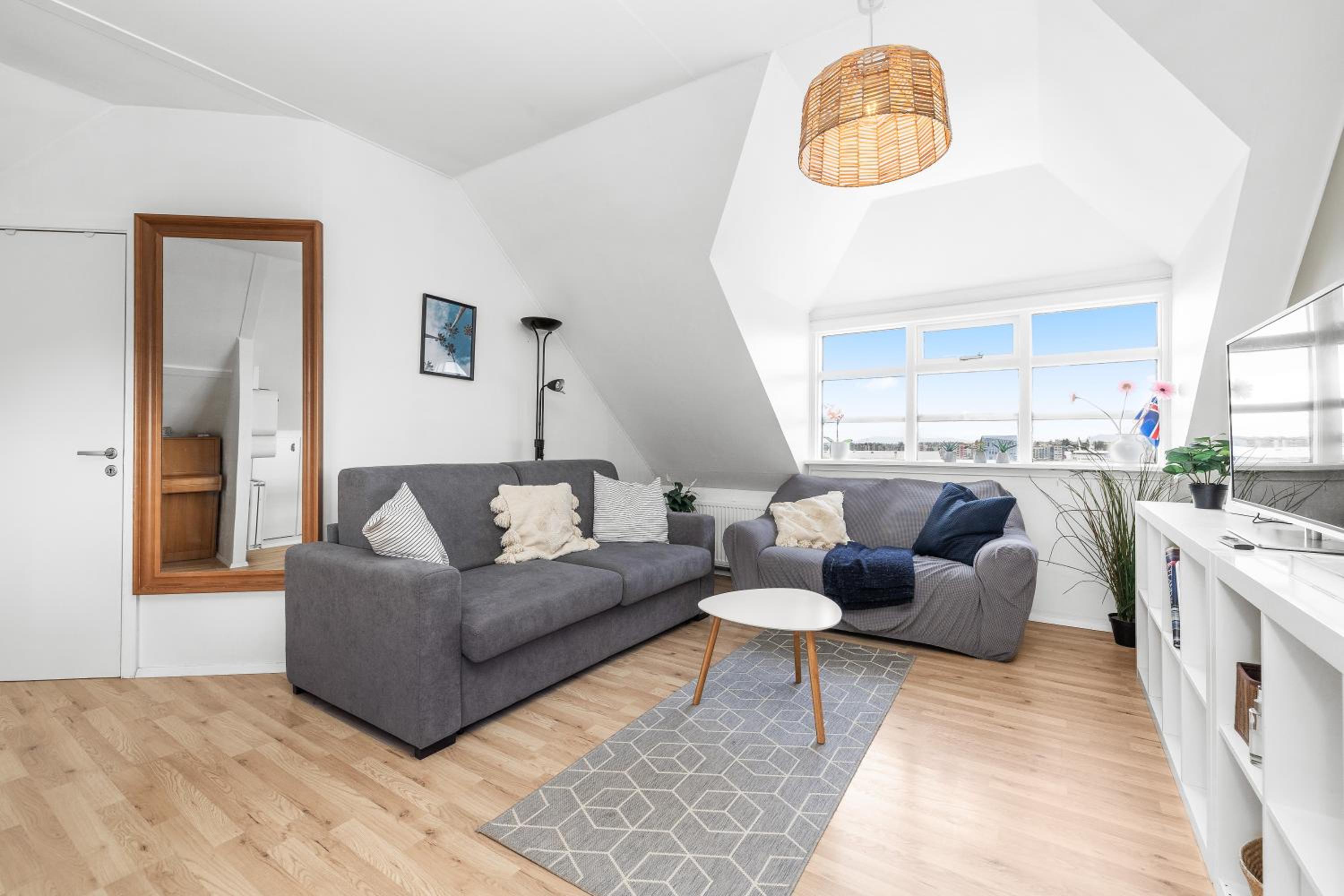 Bright I Airy 3BR Apartment view 5