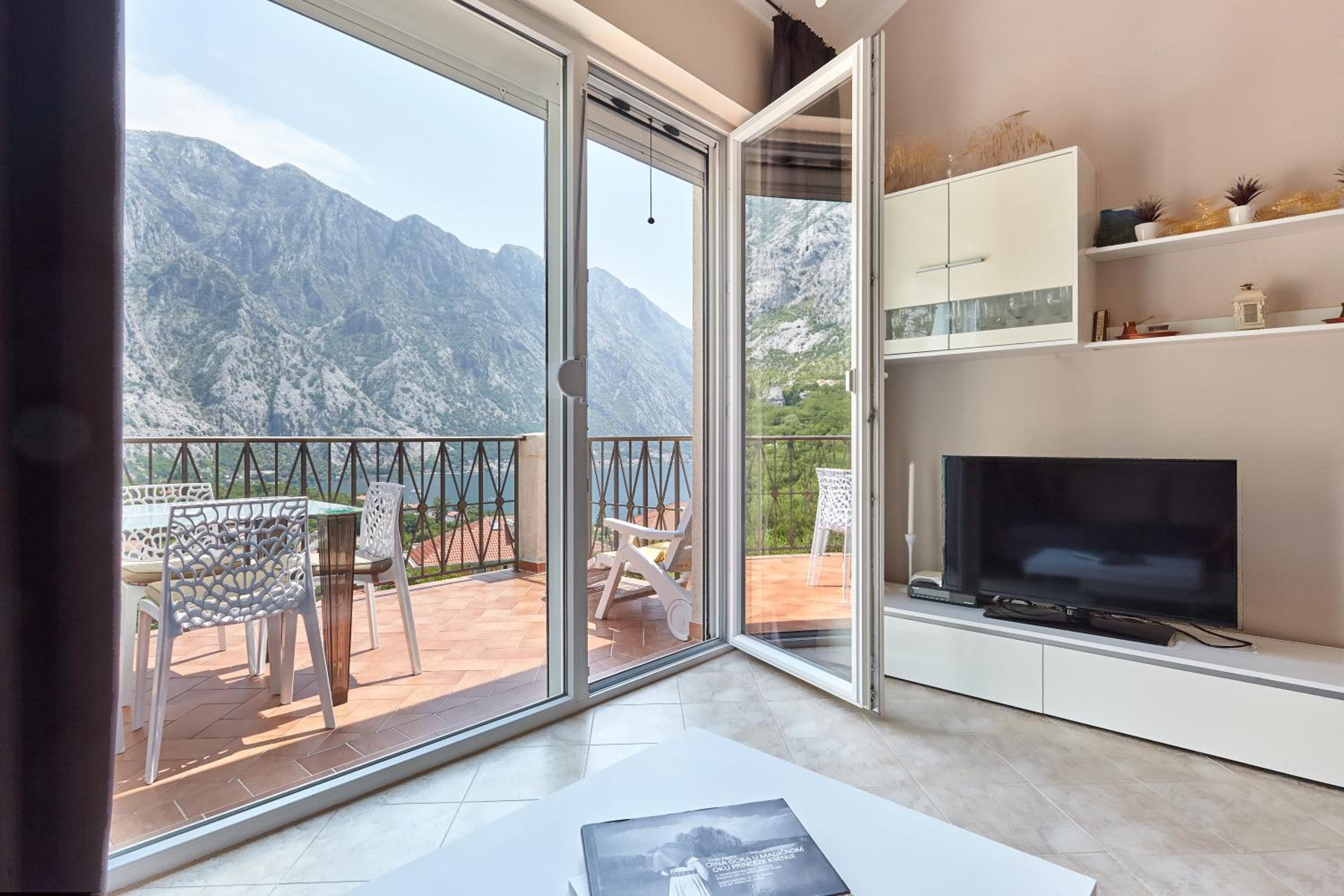 Apartmani with POOL and VIEW photo 3