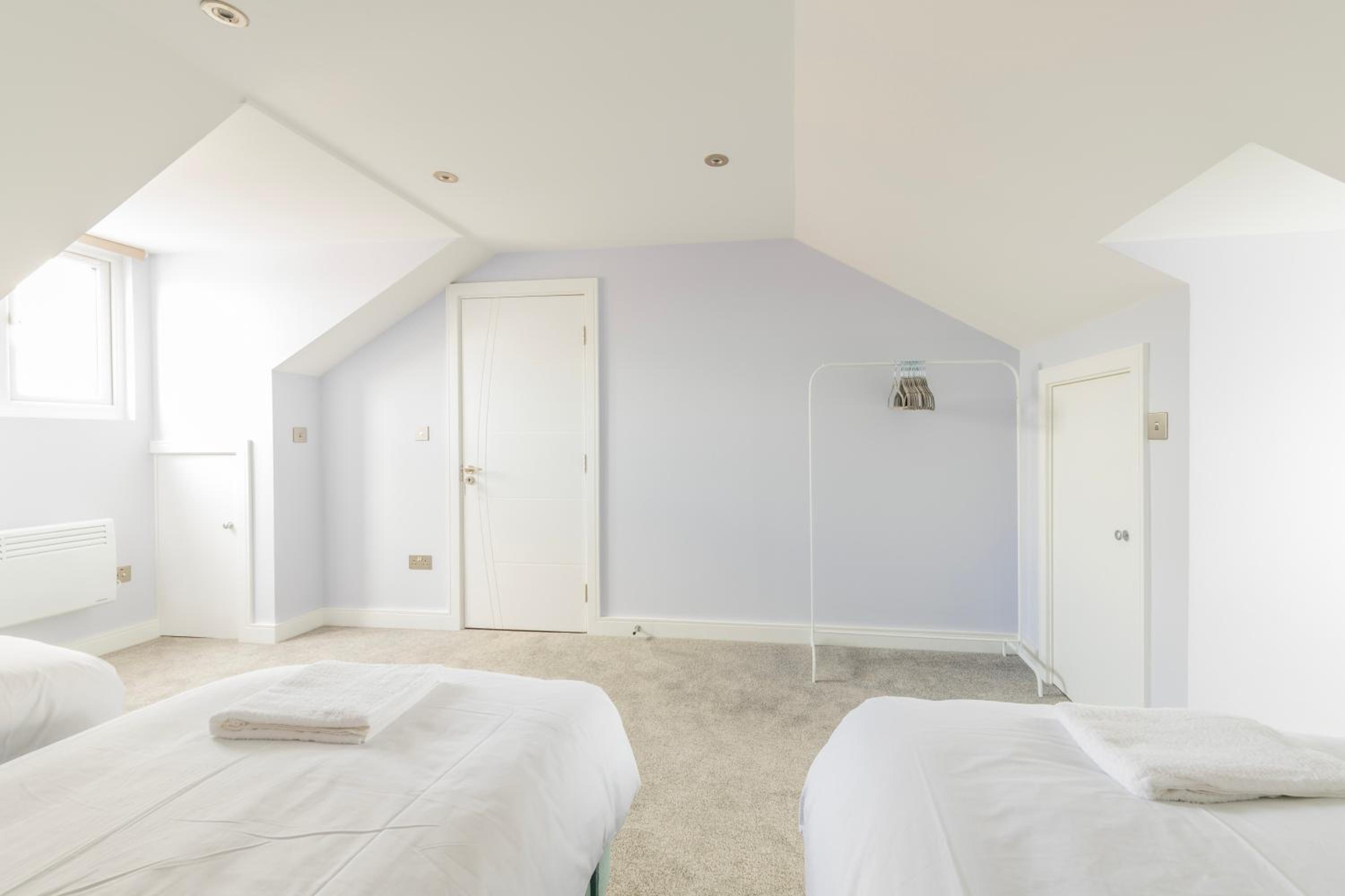 Modern Morris Mews - High Spec - 7 - Guests