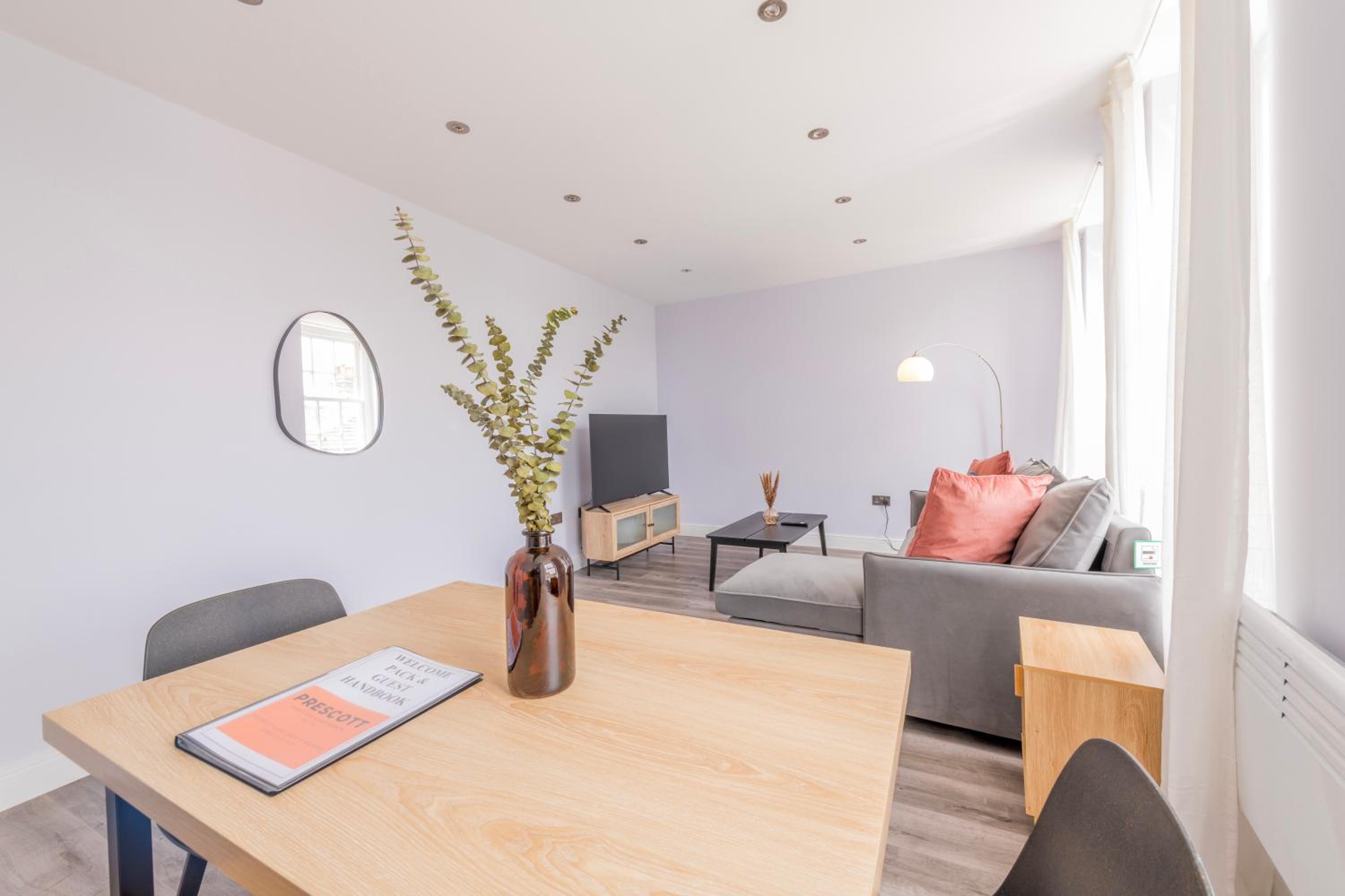 Modern Morris Mews - High Spec - 7 - Guests