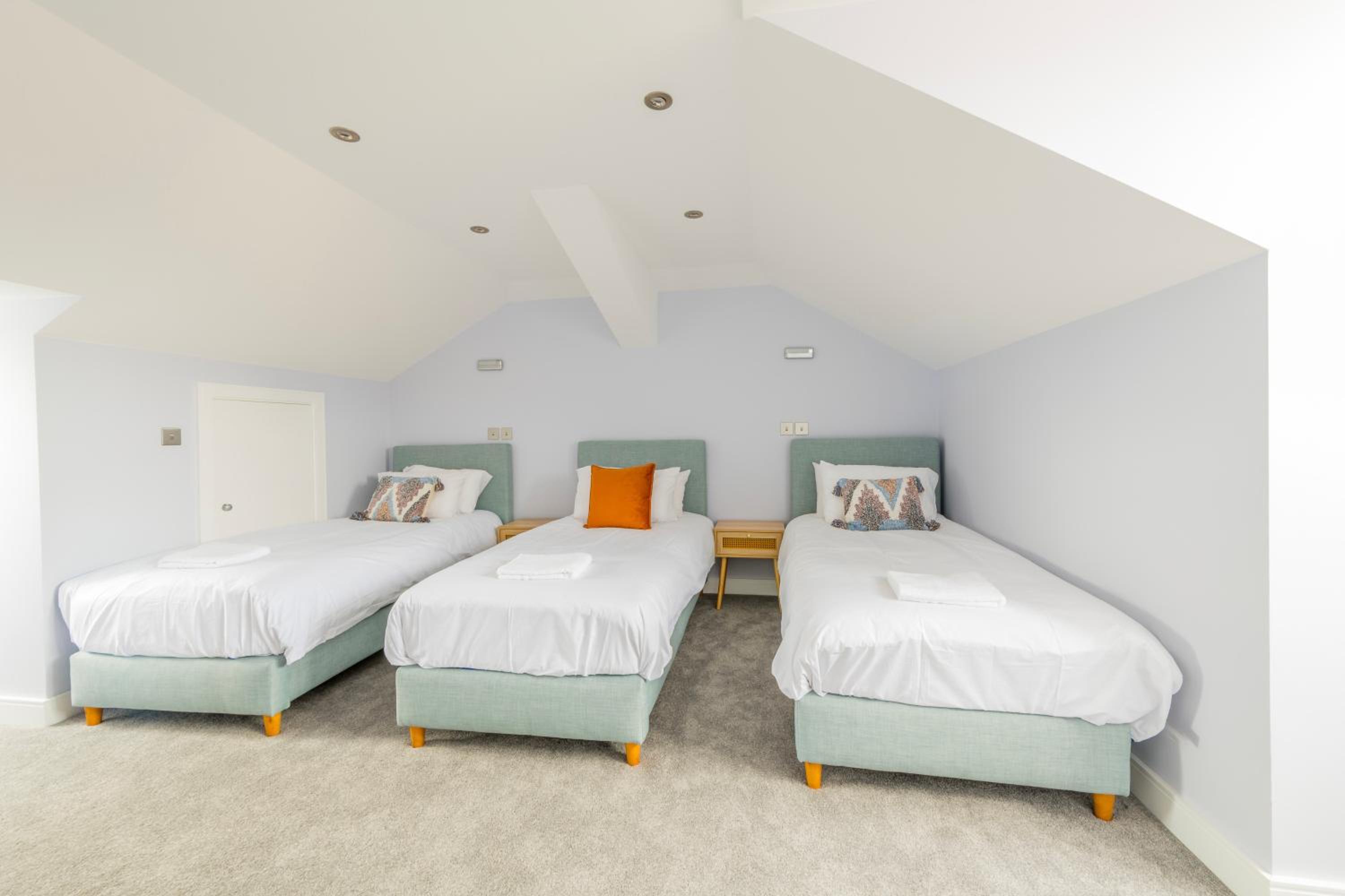Modern Morris Mews - High Spec - 7 - Guests