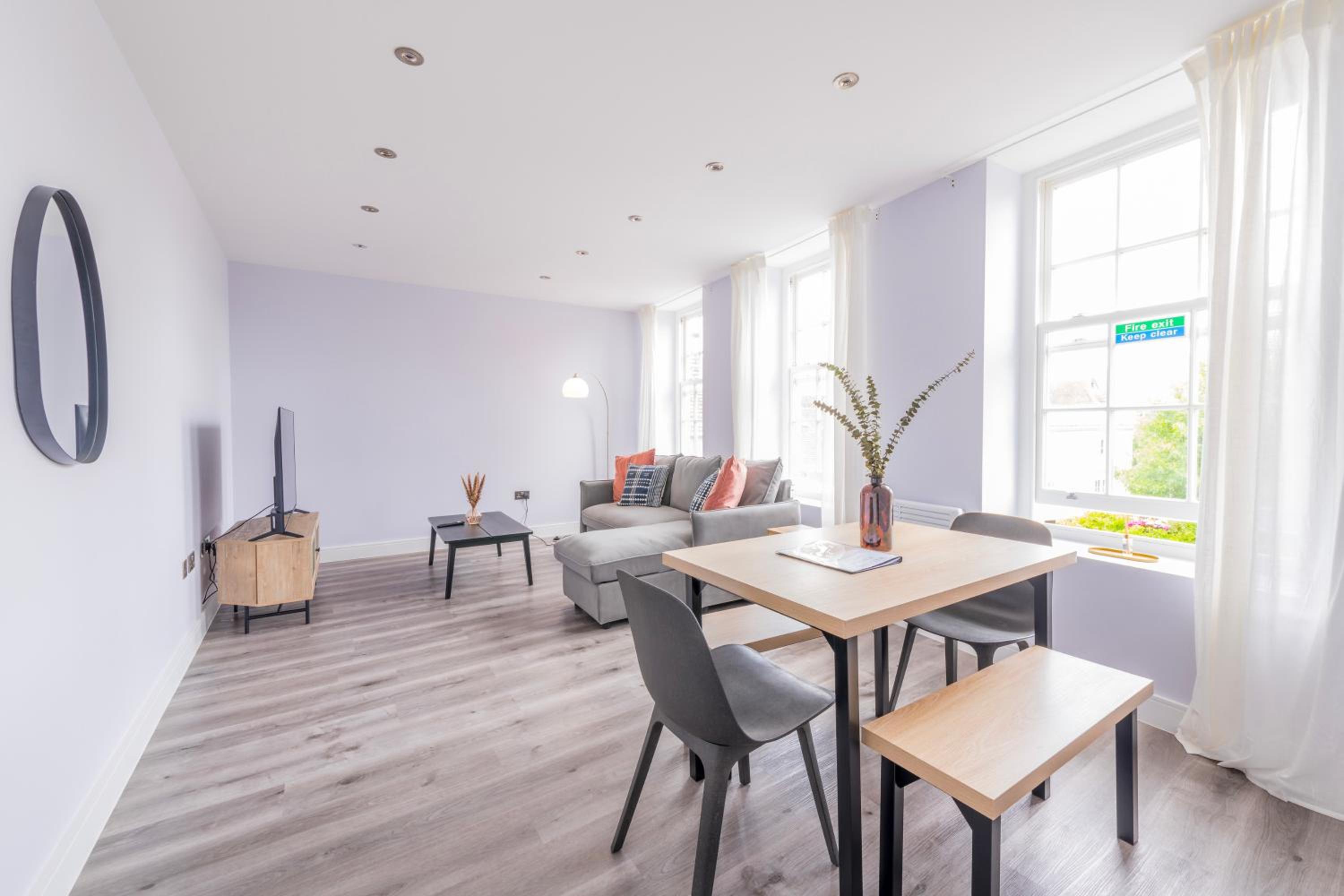 Modern Morris Mews - High Spec - 7 - Guests