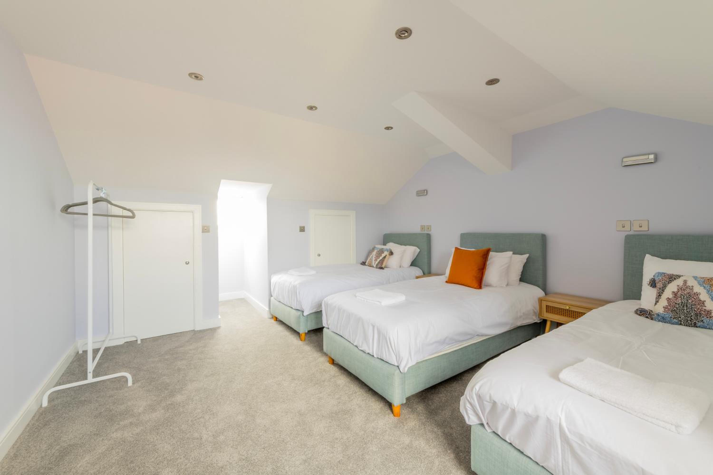 Modern Morris Mews - High Spec - 7 - Guests