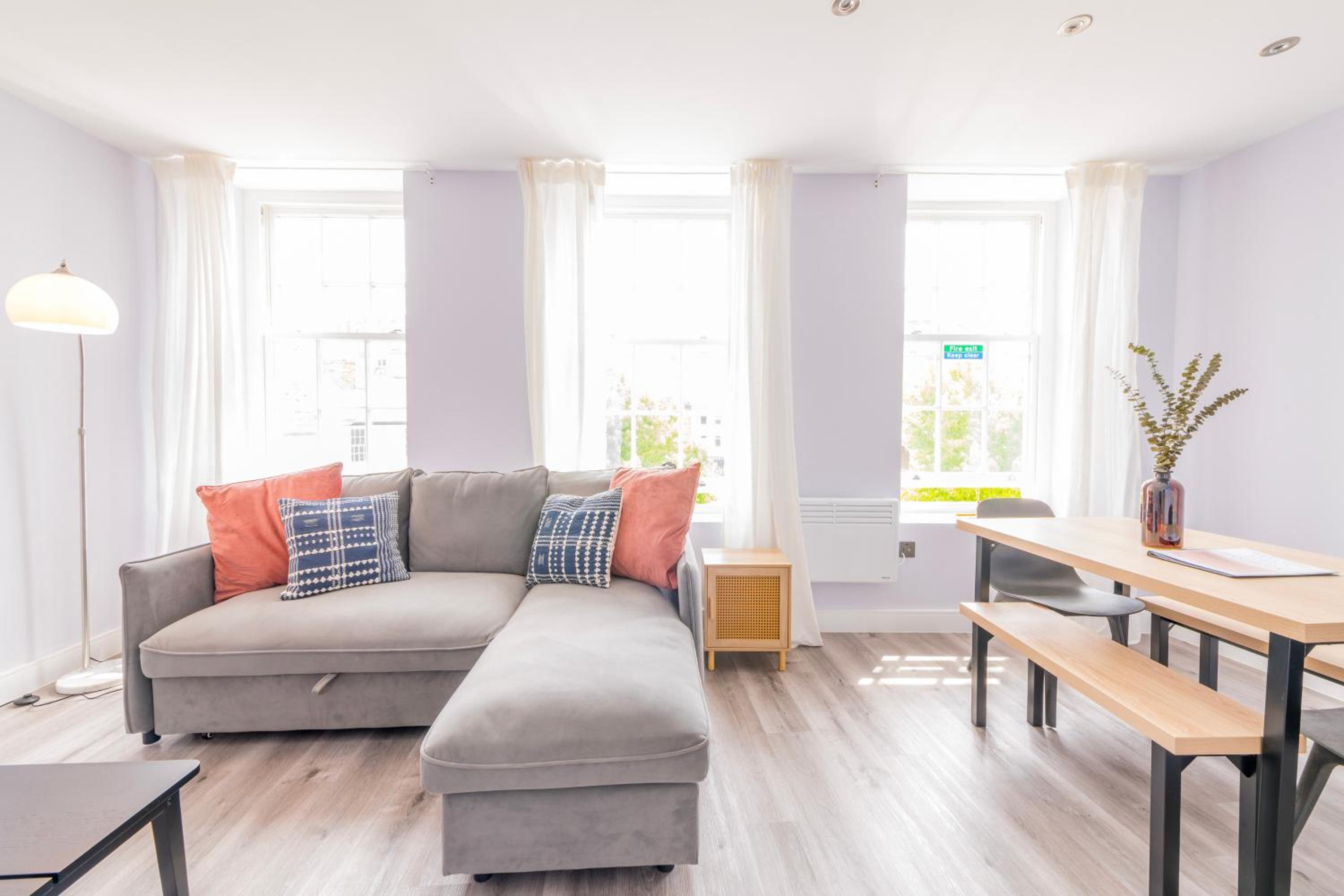 Modern Morris Mews - High Spec - 7 - Guests
