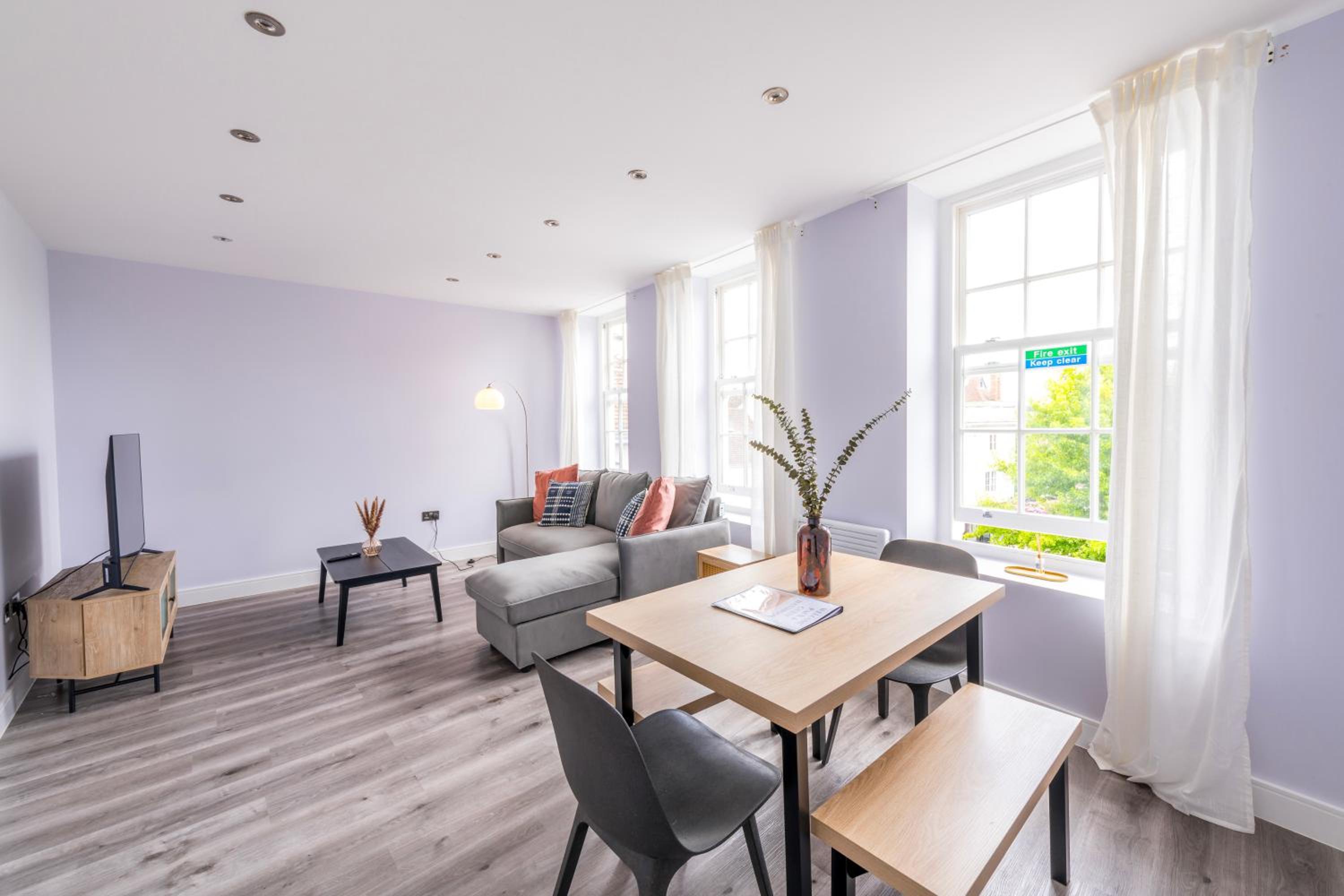 Modern Morris Mews - High Spec - 7 - Guests