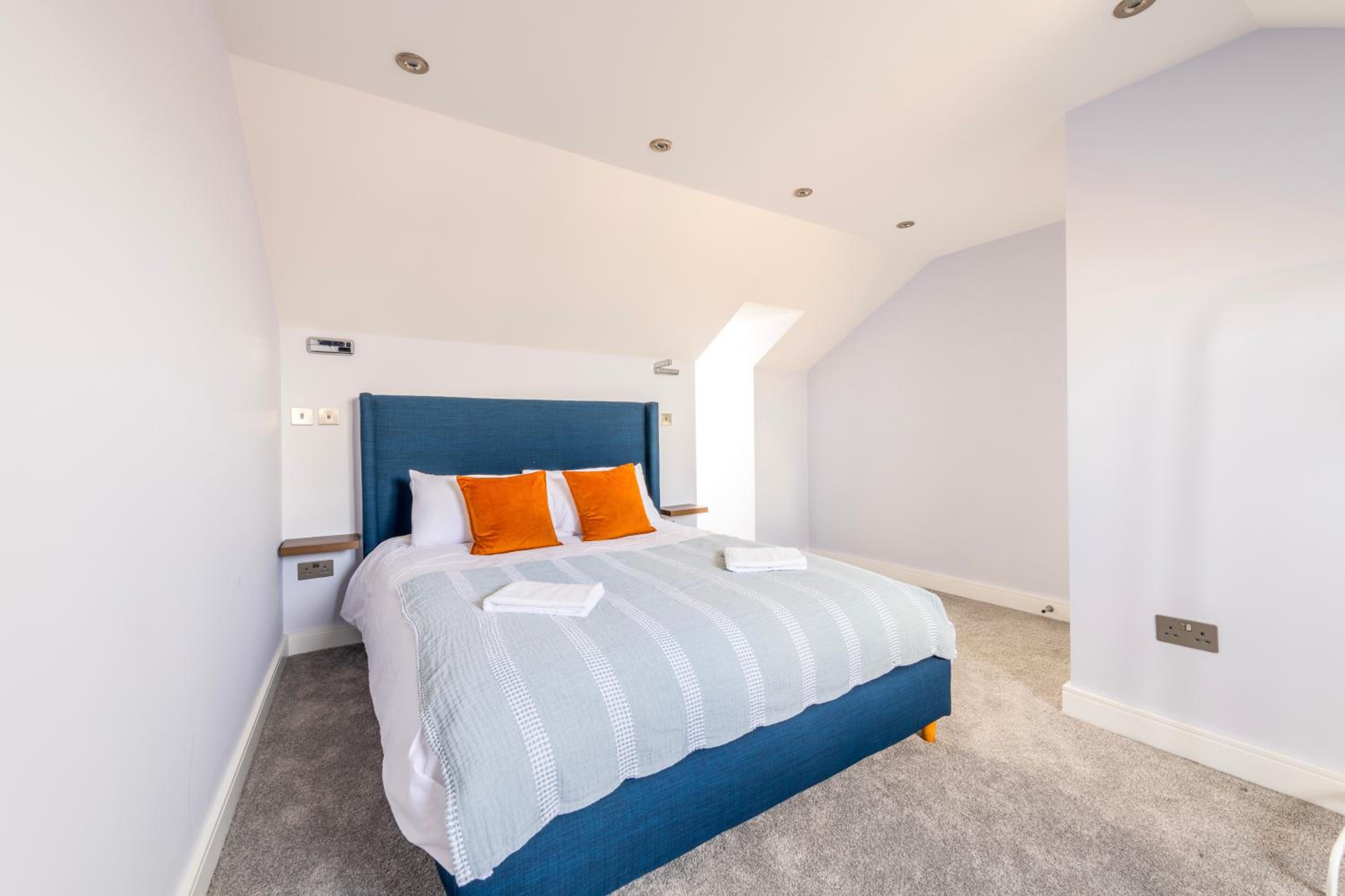 Modern Morris Mews - High Spec - 7 - Guests