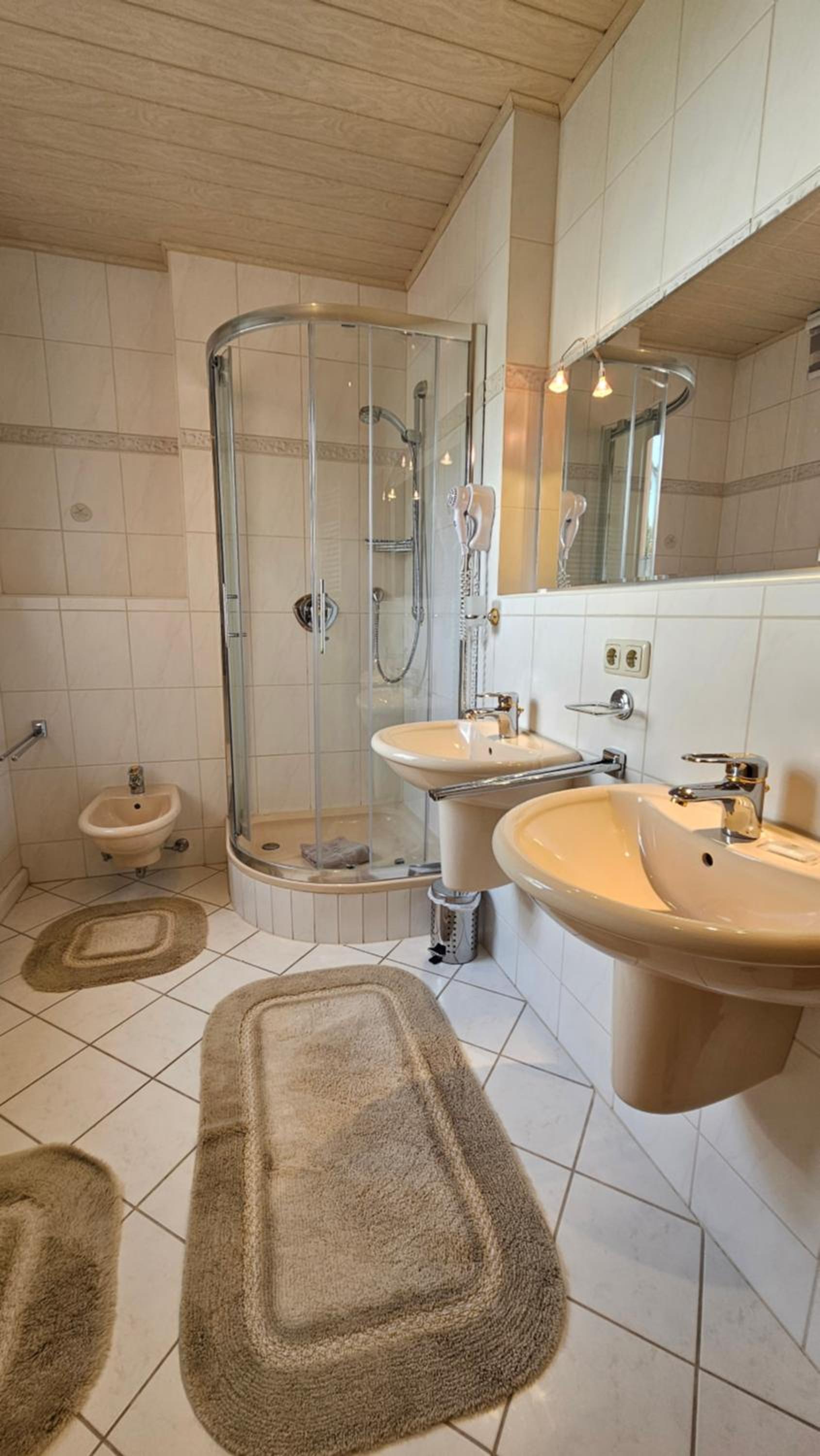 Pension Weiße Rose, Parkplatz, Frühstück, Wlan, Zentral
