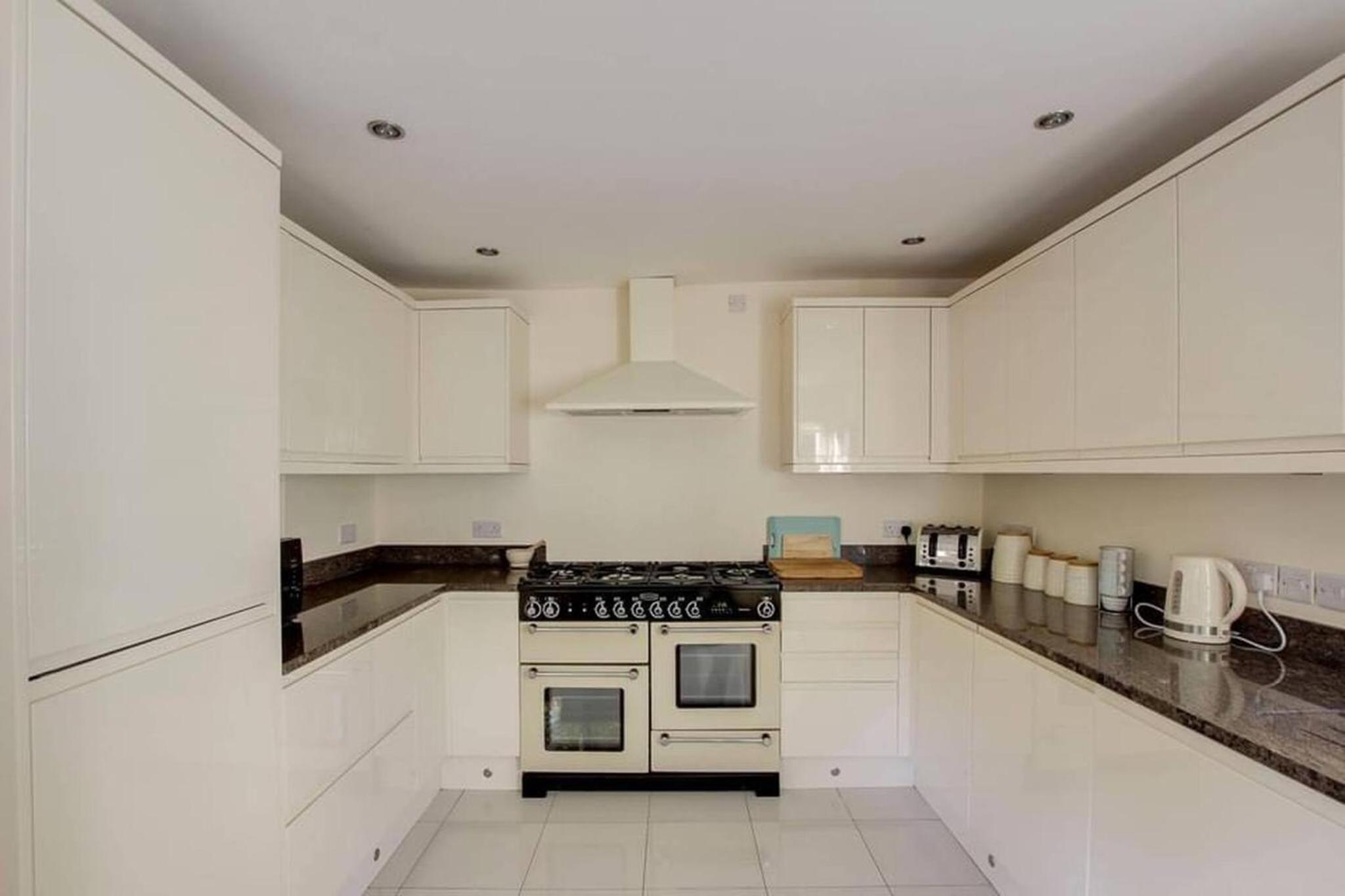 4 BR 2 Bathroom House Parking Garden St Neots Town Centre view 4