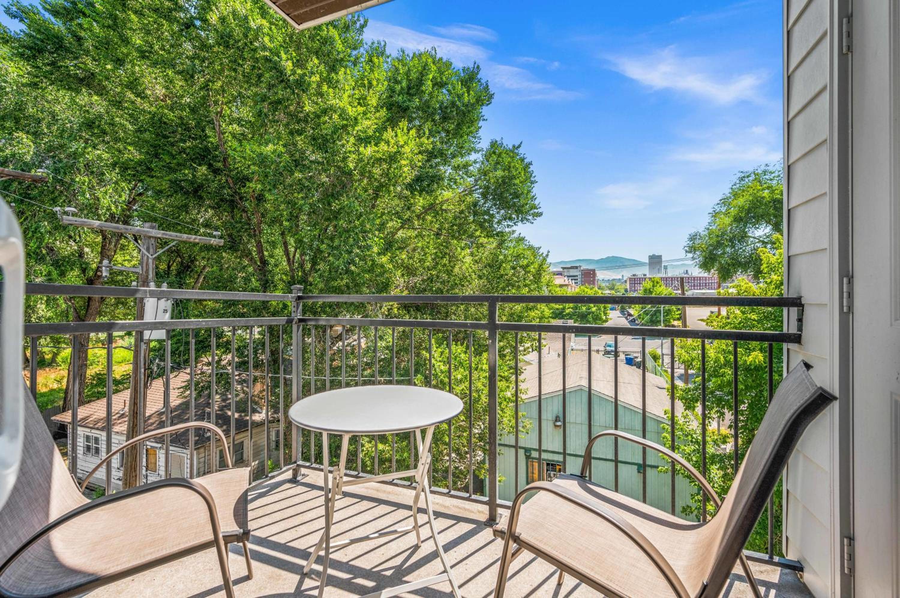 Hotel Cozy Getaway Near City Center - Image 1