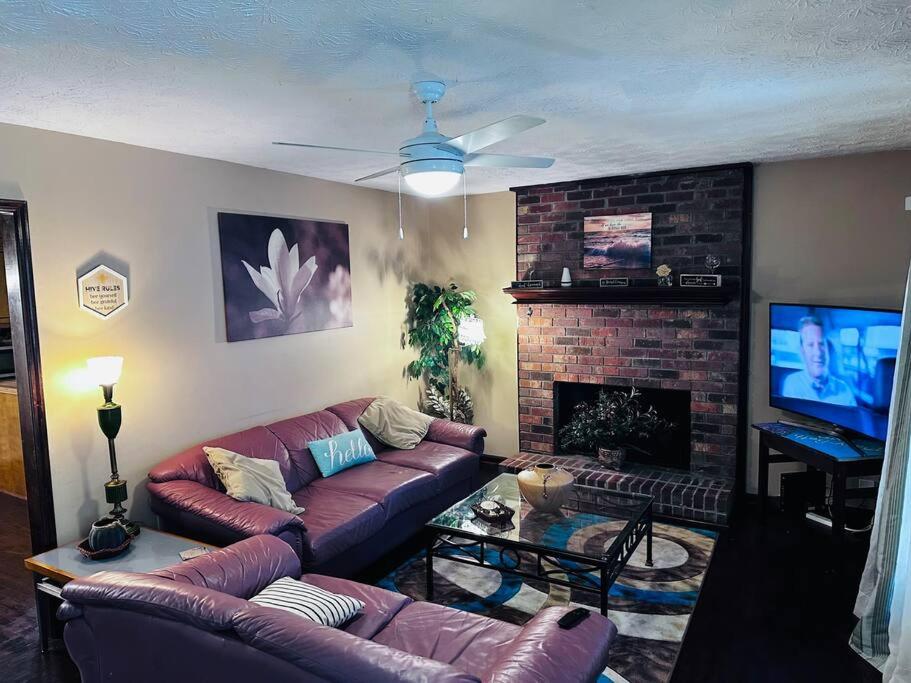 Peaceful Bungalow Getaway 10min Airport & Downtown view 2
