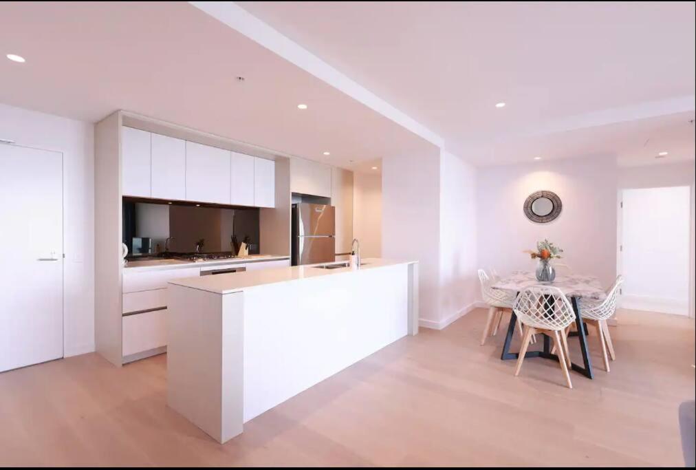 44D Stunning Ocean view 3Bedroom Abnb Apartment with Free parking