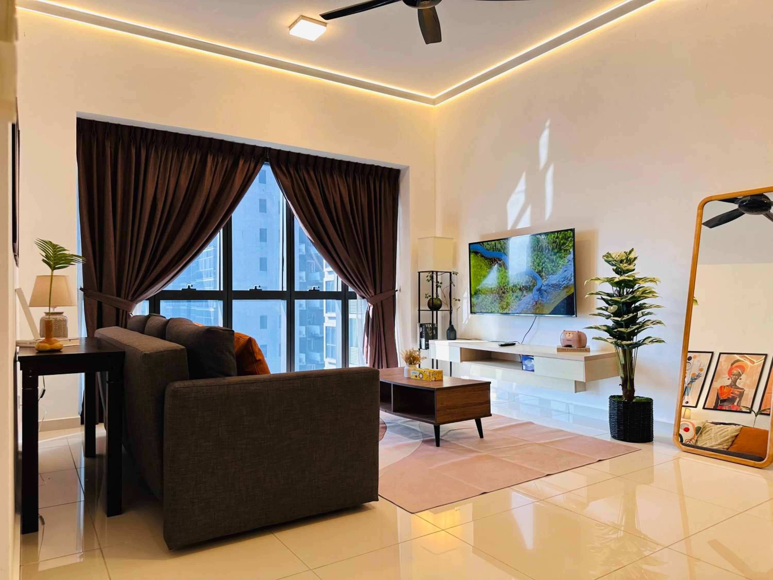 Stylish Urban Oasis Icon City with Sky Pool and Cozy Interior photo 5