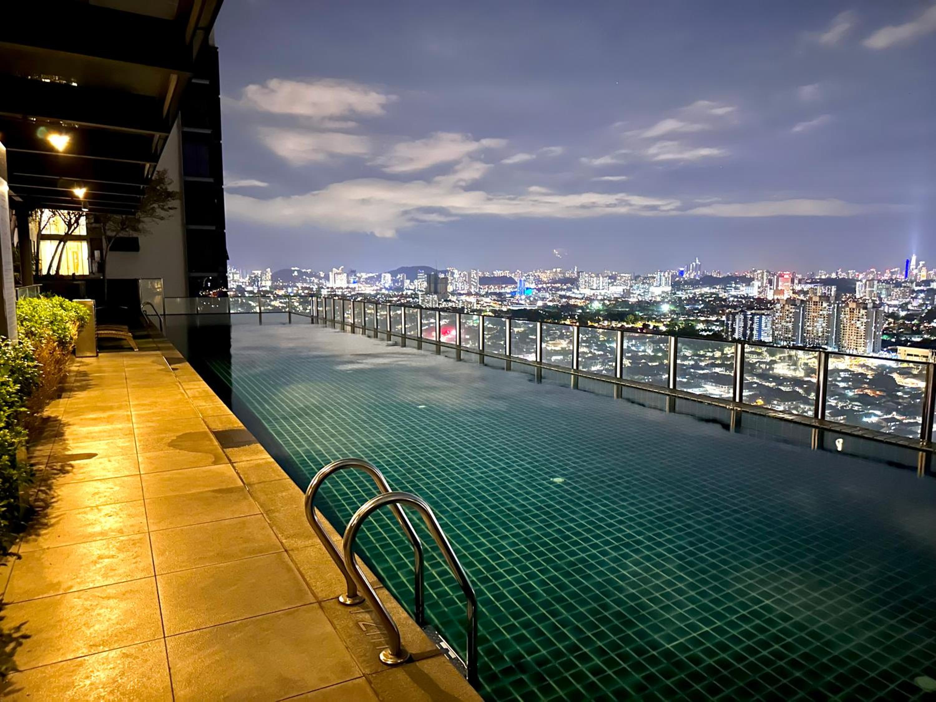 Stylish Urban Oasis Icon City with Sky Pool and Cozy Interior photo 8