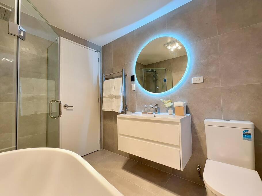 New Spacious 4Beds Family Home view 5