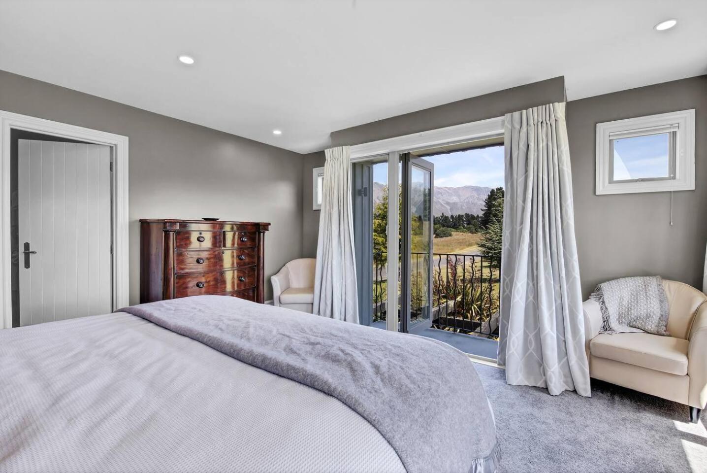 Luxurious Alpine Retreat view 4